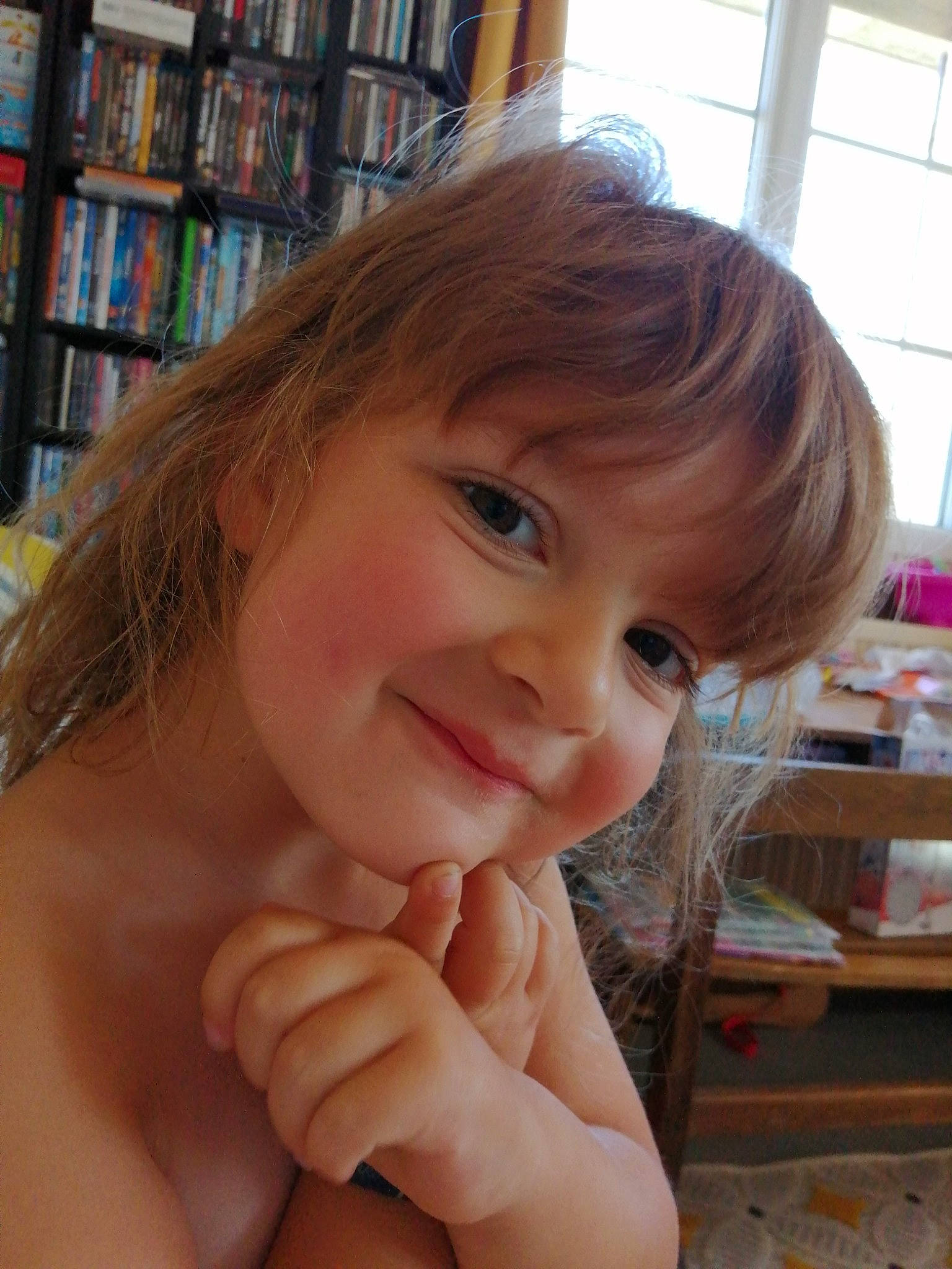 Pauline participe au concours pour gagner de l'argent avec cette photo : cheek, chin, eye, eyebrow, eyelash, face, gesture, hair, hairstyle, head, human_body, iris, joy, lip, mouth, muscle, nose, organ, person, shelf