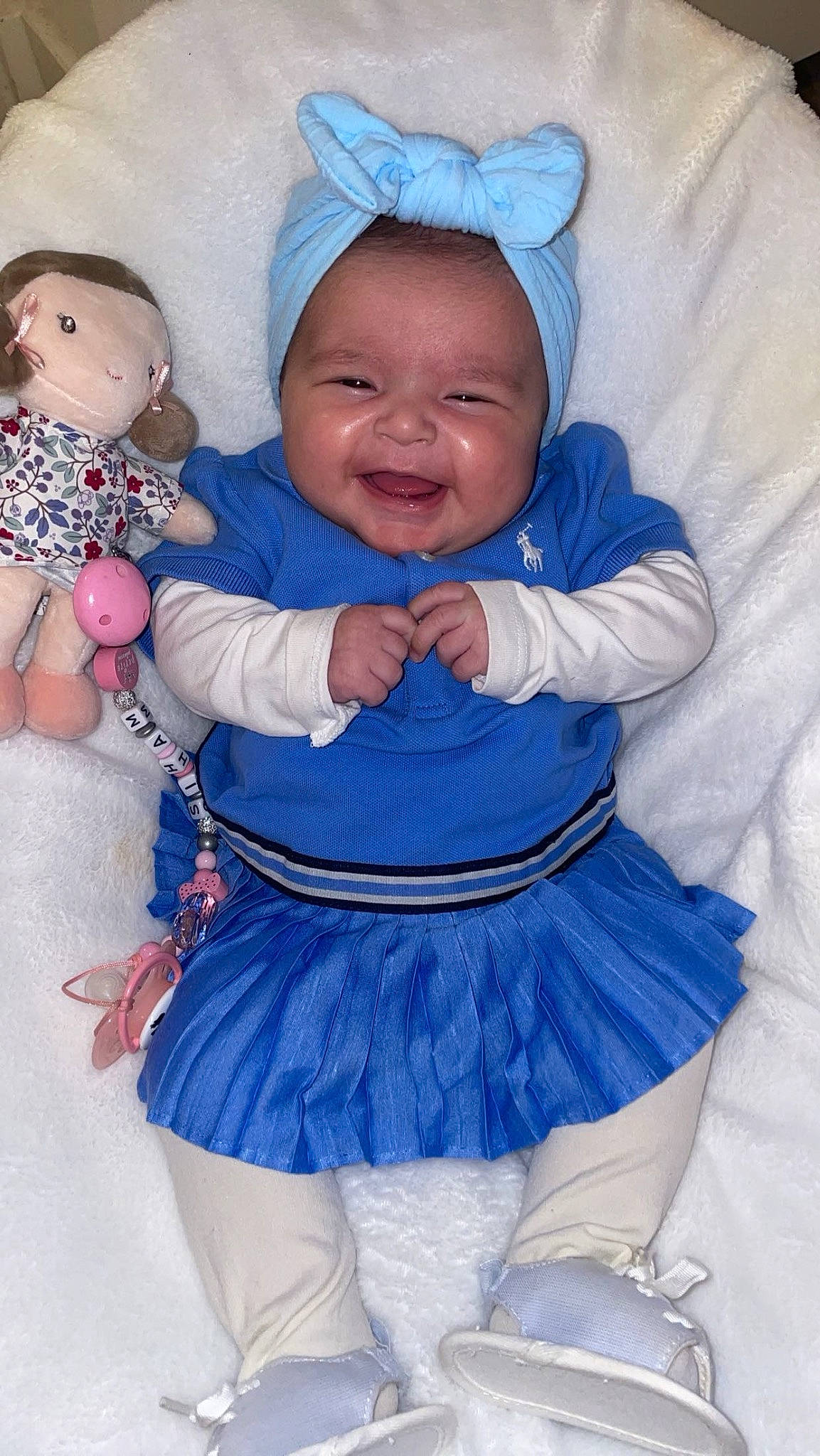 Syham a rejoint le concours — aidez-le/la à gagner de superbes lots ! aqua, arm, azure, baby, baby_toddler_clothing, blue, child, finger, gesture, hand, happy, head, joy, person, photograph, pink, purple, skin, sleeve, smile