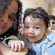 Layan a rejoint le concours — aidez-le/la à gagner de superbes lots ! accessories, baby, bodypart, face, finger, hair, hand, happy, head, indoors, jewelry, laughing, mouth, newborn, person, photography, portrait, selfie, smile, teeth