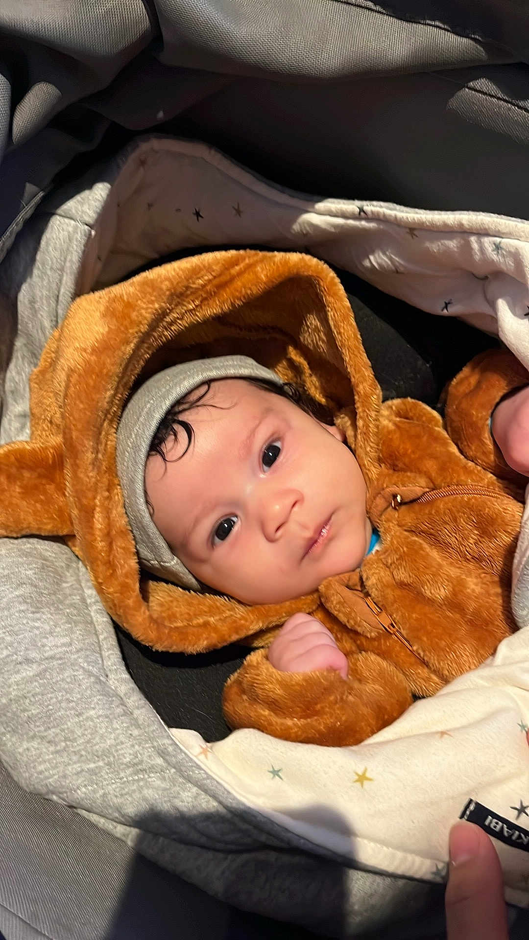 Layan participe au concours pour gagner de l'argent avec cette photo : baby, blanket, bodypart, bonnet, cap, clothing, face, finger, hand, hat, head, hood, hoodie, knitwear, person, photography, portrait, sweater, sweatshirt, towel