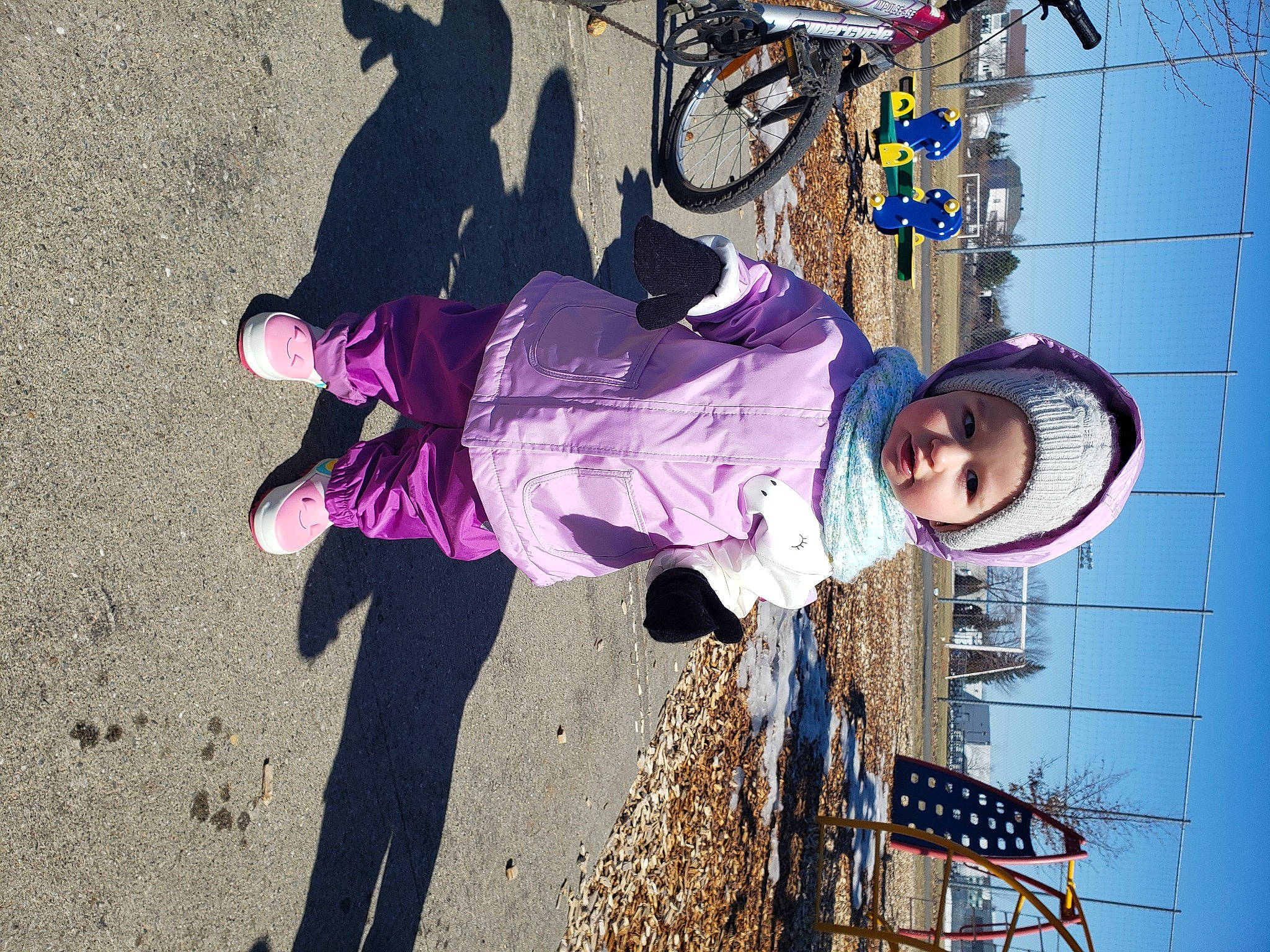 Maddyson a rejoint le concours — aidez-le/la à gagner de superbes lots ! art, asphalt, bicycle_wheel, cool, fun, happy, headwear, leisure, magenta, person, plant, purple, recreation, road_surface, shadow, sidewalk, sky, smile, toddler, tree