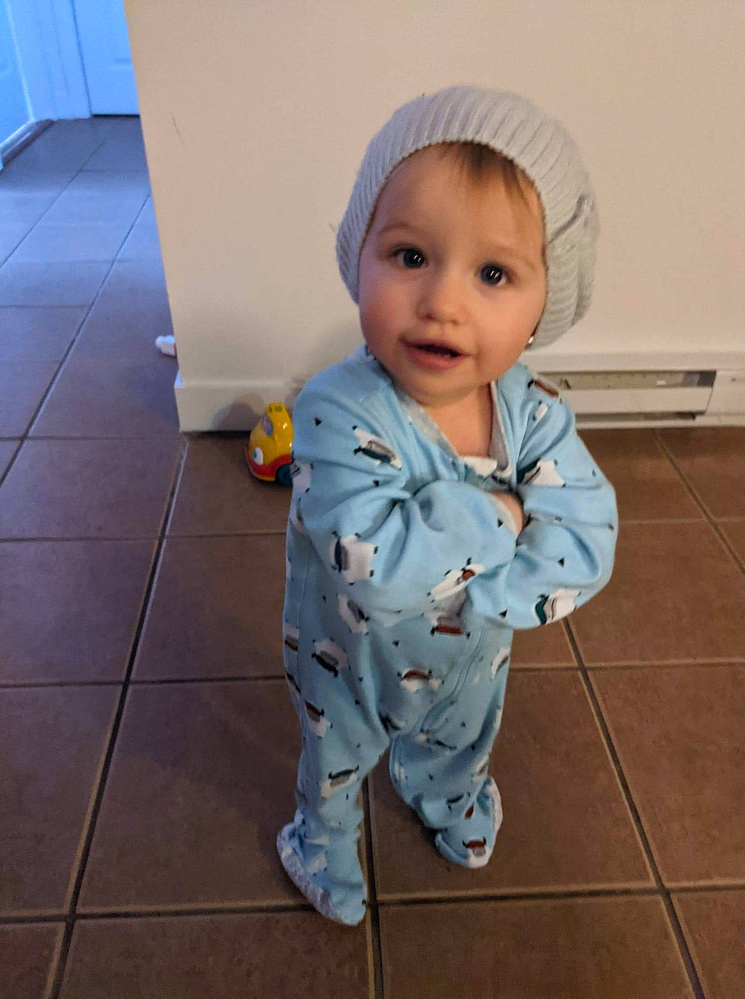 Maddyson a rejoint le concours — aidez-le/la à gagner de superbes lots ! baby, baby_toddler_clothing, cap, child, concrete, eye, fashion_accessory, floor, flooring, fun, happy, outerwear, pajamas, pattern, person, portrait_photography, sleeve, smile, standing, tile_flooring