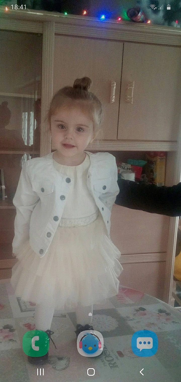 Siham participe au concours pour gagner de l'argent avec cette photo : baby_toddler_clothing, blond, child, day_dress, embellishment, face, fashion_design, flooring, fur, hairstyle, iris, outerwear, pattern, person, shoulder, sleeve, smile, textile, toddler, vintage_clothing