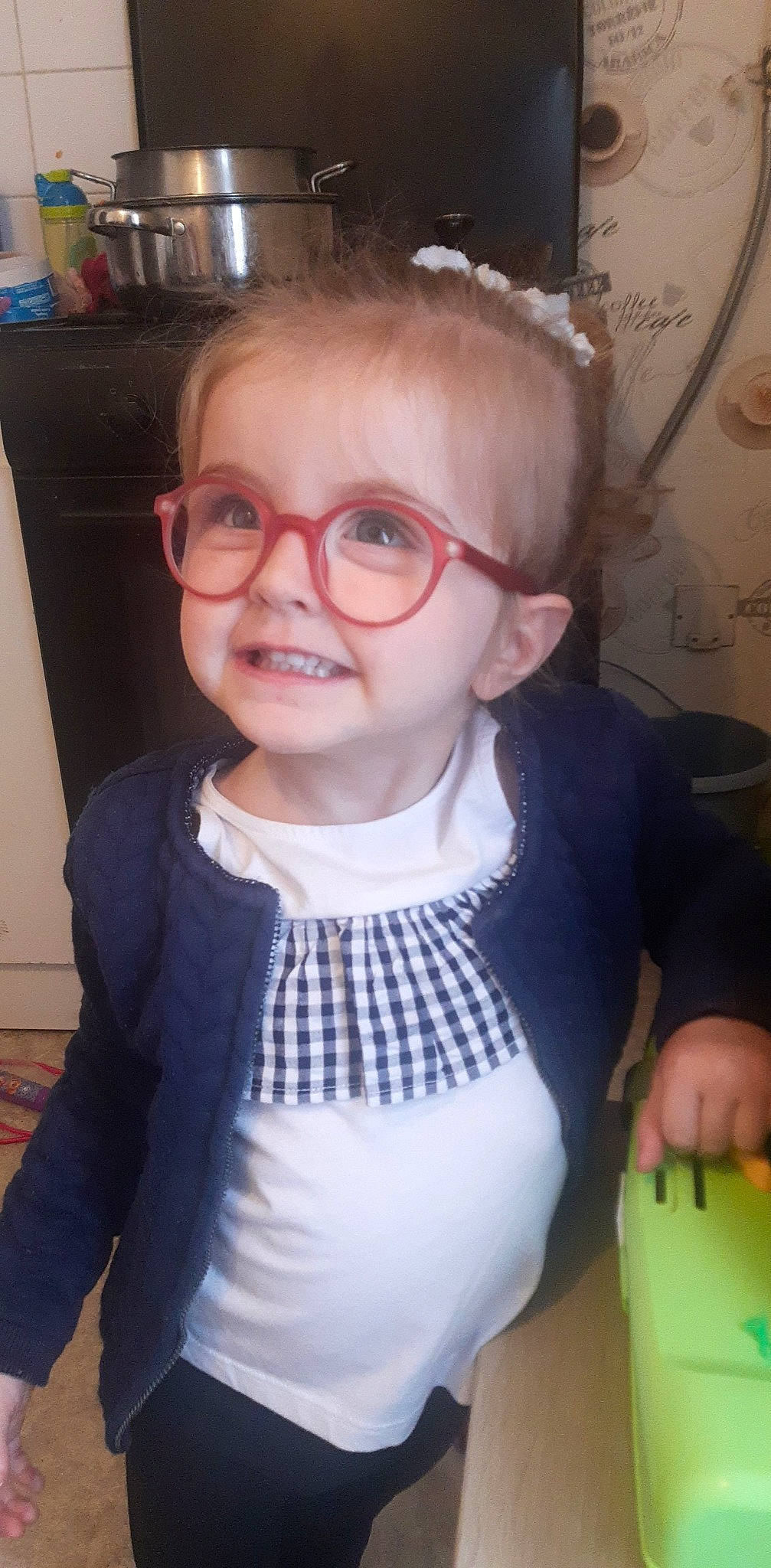 Siham participe au concours pour gagner de l'argent avec cette photo : baby, baby_toddler_clothing, blue, cheek, child, clothing, cool, eyewear, face, glasses, goggles, joy, neck, pattern, person, skin, sleeve, standing, t_shirt, toddler