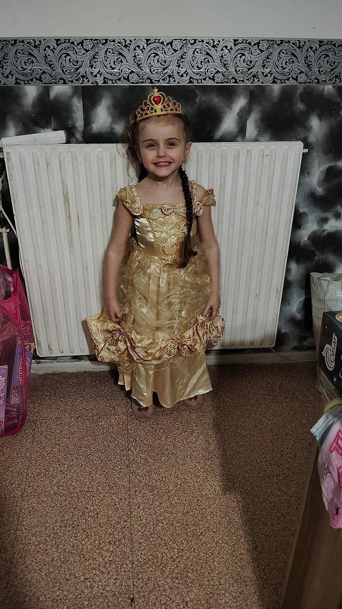 Siham participe au concours pour gagner de l'argent avec cette photo : child, costume, costume_design, embellishment, entertainment, event, fashion_accessory, fashion_design, flooring, formal_wear, fun, hairstyle, happy, headpiece, jewellery, joy, necklace, party, person, smile