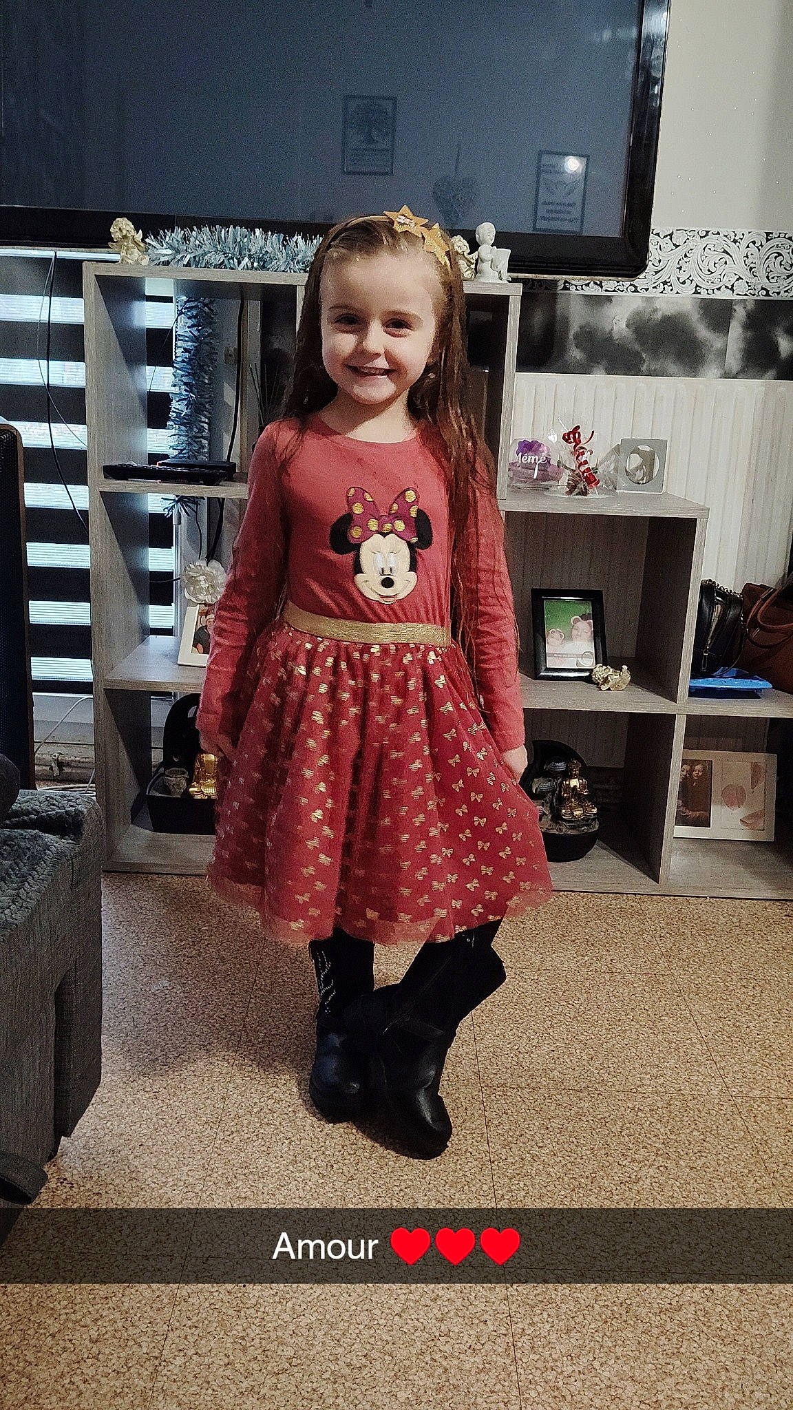 Siham participe au concours pour gagner de l'argent avec cette photo : brown_hair, dress, fashion_design, flooring, formal_wear, human_leg, joint, joy, knee, long_hair, magenta, pattern, person, shelf, shoe, sleeve, smile, sportswear, television, thigh