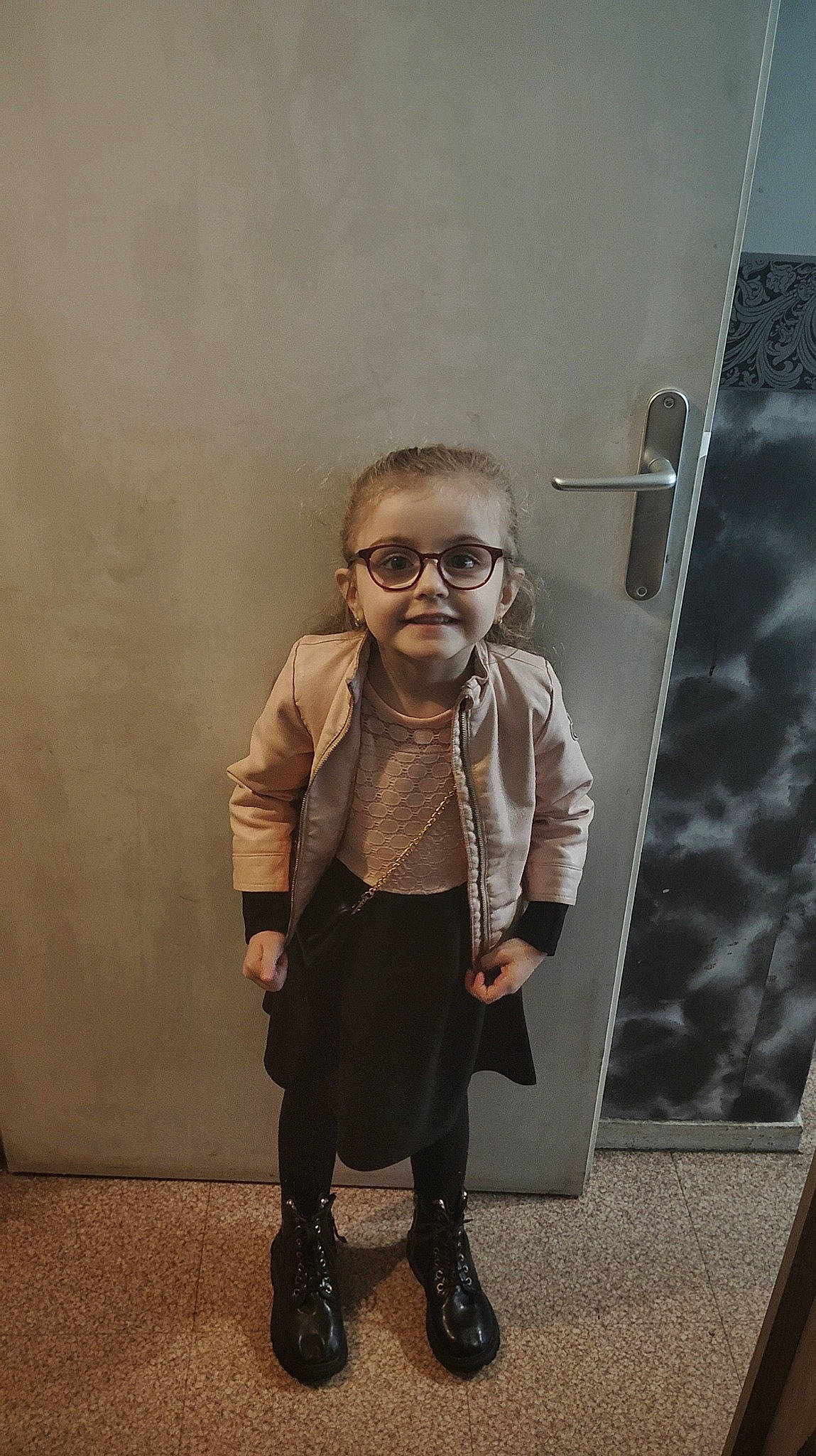 Siham a rejoint le concours — aidez-le/la à gagner de superbes lots ! boot, collar, eyewear, fashion_design, flooring, formal_wear, fun, fur, gesture, glasses, happy, jewellery, joint, joy, knee, person, sandal, sleeve, smile, standing