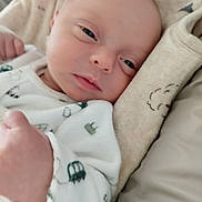 Mylana a rejoint le concours — aidez-le/la à gagner de superbes lots ! baby, newborn, infant, face, blanket, sleepy, cozy, soft, pillow, clothing, white_outfit, green_prints, closeup, resting, peaceful, cute, skin, head, hand, indoors