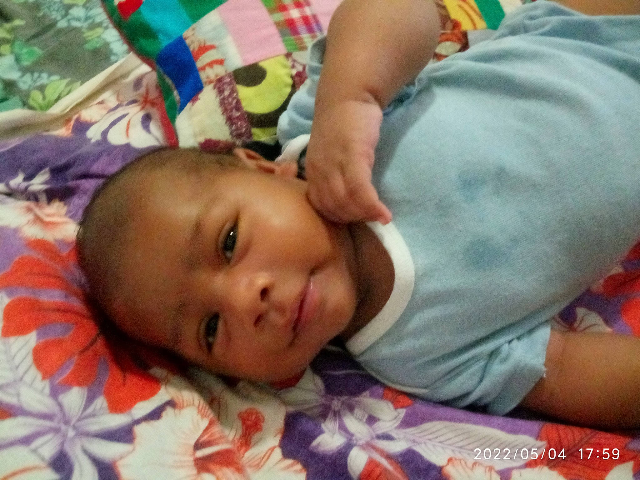 Tyson Manureva Raphaël Teivao participe au concours pour gagner de l'argent avec cette photo : baby, baby_products, baby_toddler_clothing, cheek, child, face, fun, happy, leisure, mouth, nose, pattern, person, room, sitting, skin, smile, thumb, toddler, tree