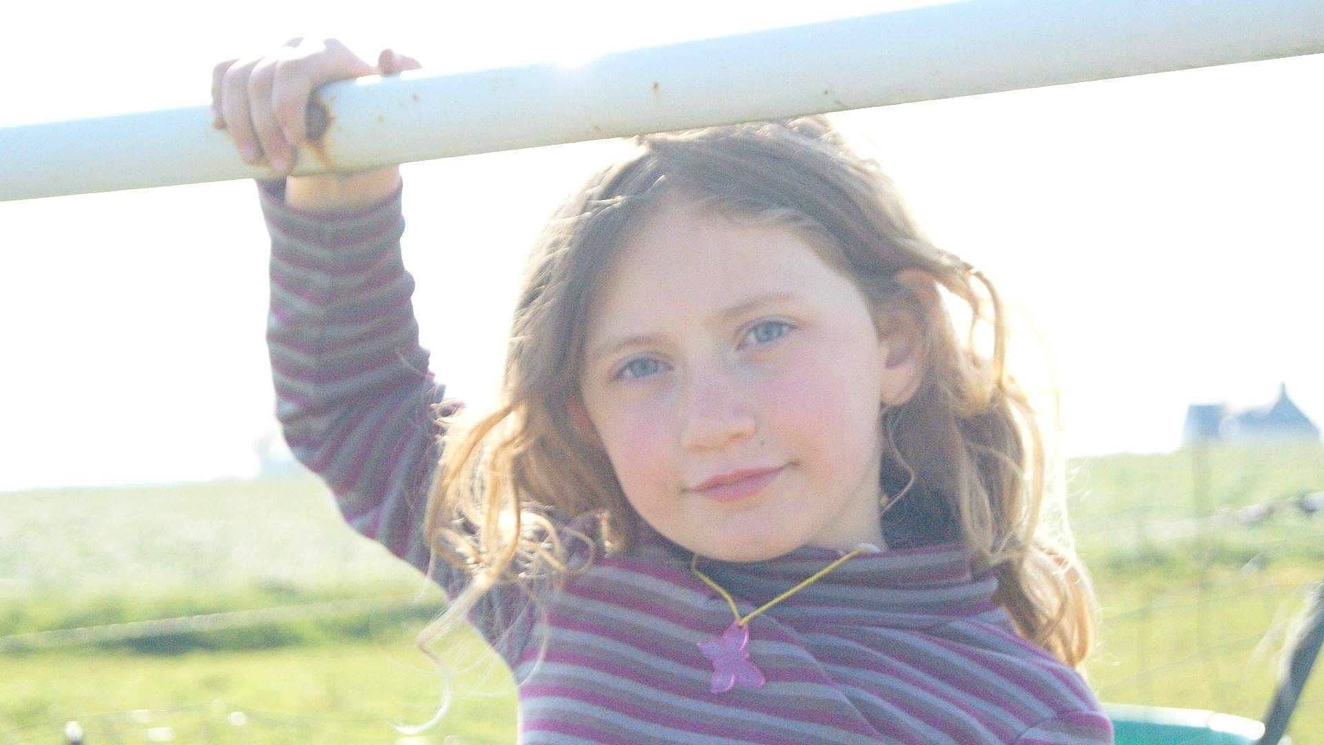 Lilouen participe au concours pour gagner de l'argent avec cette photo : baby_toddler_clothing, beauty, brown_hair, child_model, fun, hair, happy, hoodie, human_settlement, lip, long_hair, organ, outdoor_play_equipment, people_in_nature, person, playground, portrait_photography, spring, summer, toddler