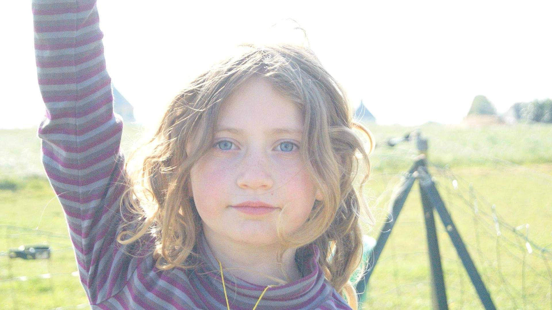 Lilouen a rejoint le concours — aidez-le/la à gagner de superbes lots ! blond, brown_hair, eye, eyebrow, eyelash, hair, hairstyle, happy, iris, jaw, jewellery, lip, mouth, necklace, nose, organ, person, portrait, portrait_photography, step_cutting