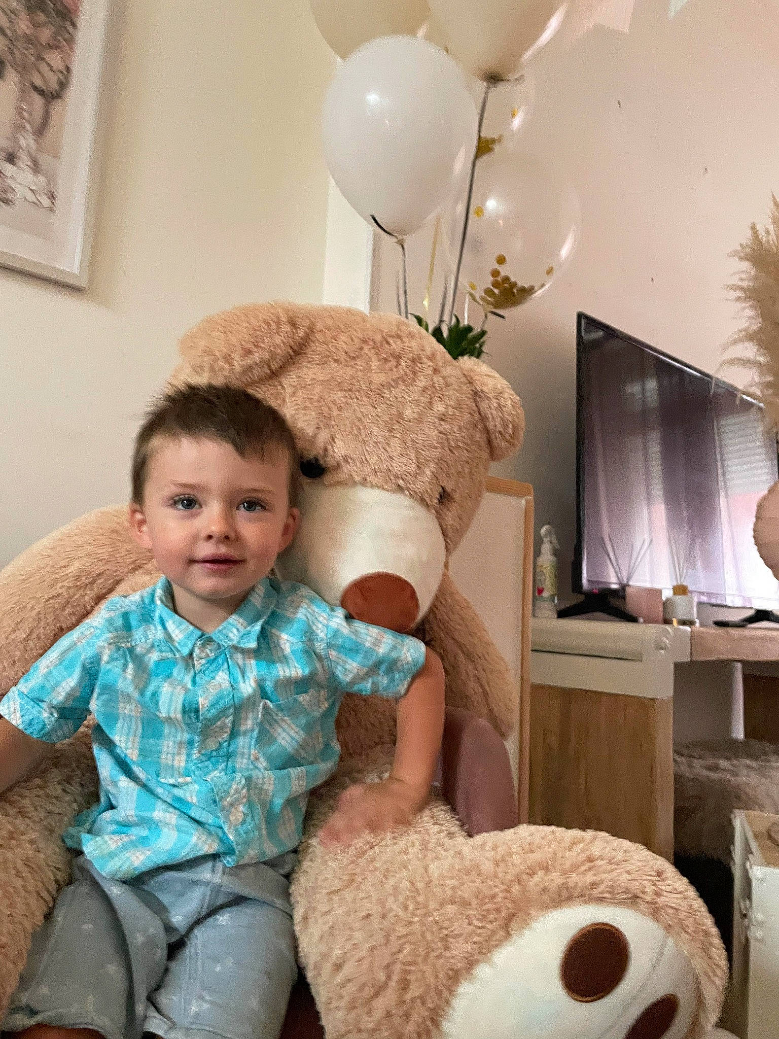 Clayton participe au concours pour gagner de l'argent avec cette photo : beauty, comfort, couch, furniture, happy, joy, lamp, lighting, living_room, person, picture_frame, pillow, room, sitting, smile, snapshot, television, textile, thigh, throw_pillow