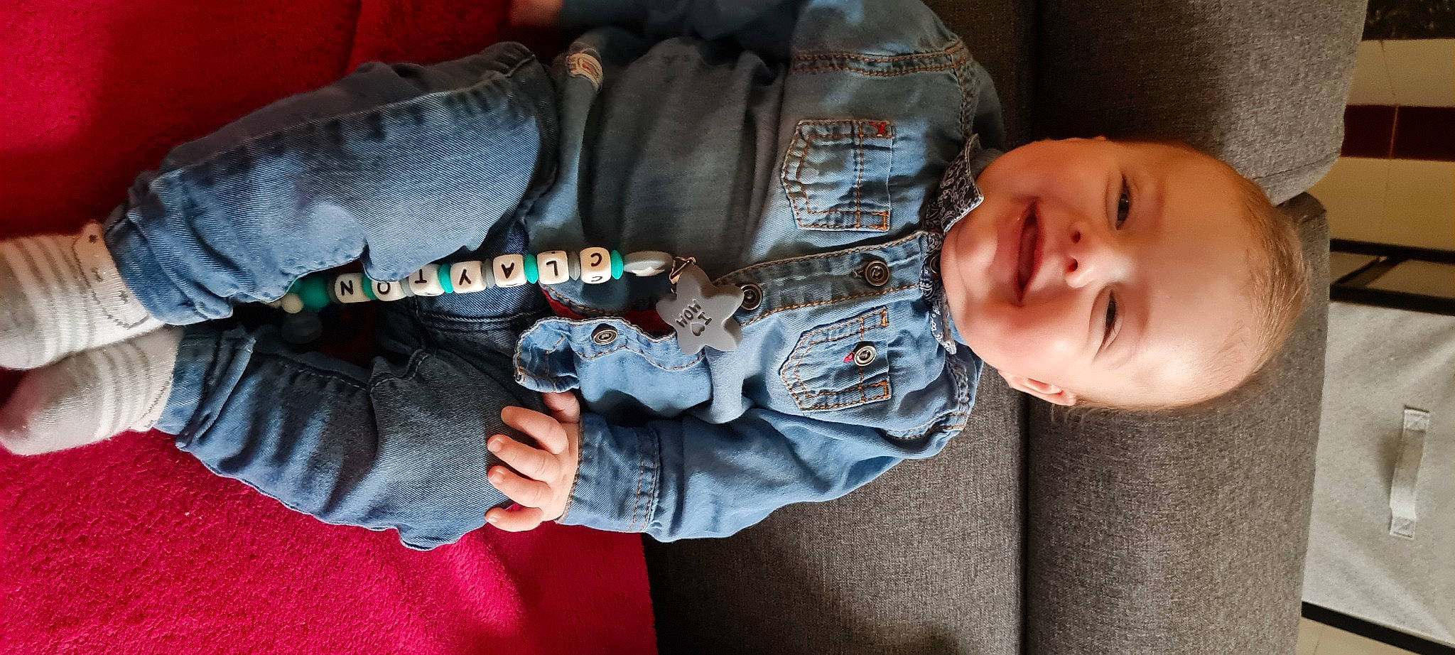 Clayton a rejoint le concours — aidez-le/la à gagner de superbes lots ! arm, baby, baby_toddler_clothing, cheek, comfort, cool, eye, face, finger, gesture, hand, head, human_body, joy, mouth, nose, person, sleeve, smile, textile