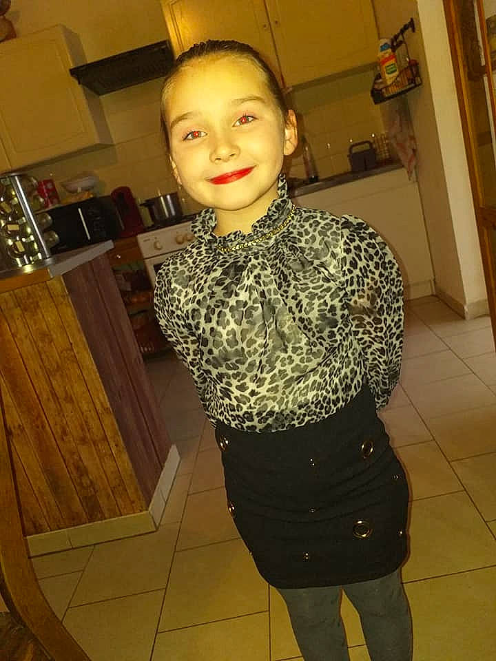 Mégane a rejoint le concours — aidez-le/la à gagner de superbes lots ! blouse, clothing, dress, fashion_accessory, joy, neck, outerwear, pattern, person, shirt, shoulder, sleeve, textile, top, trunk, waist