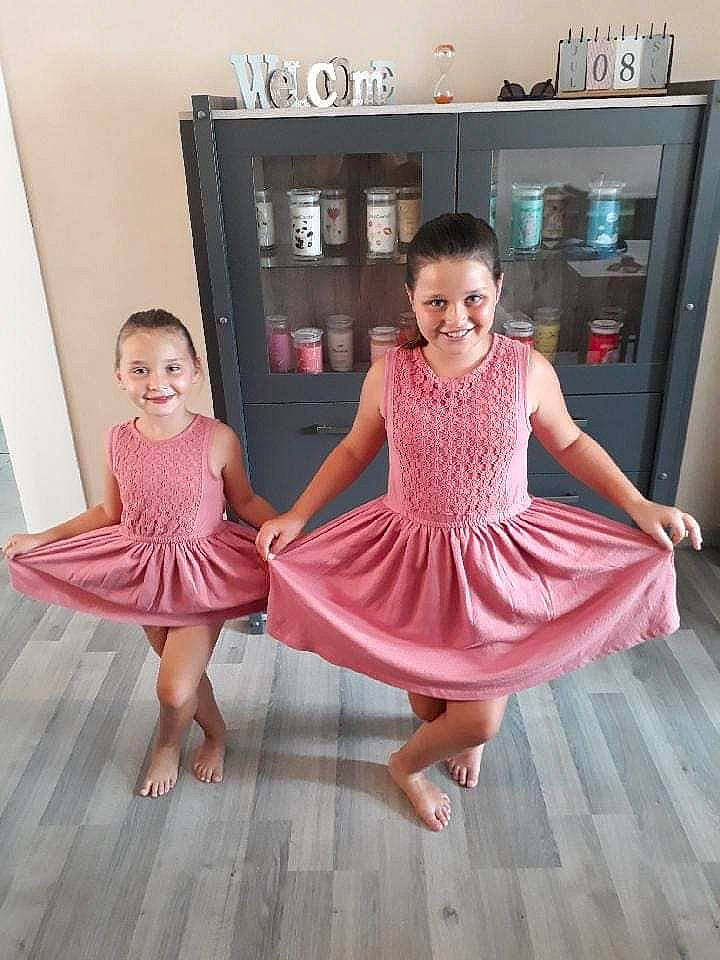 Mégane participe au concours pour gagner de l'argent avec cette photo : a_line, ballet, ballet_tutu, child, child_model, clothing, costume, dance, dress, event, floor, flooring, footwear, formal_wear, gown, joy, performing_arts, person, pink, shoulder