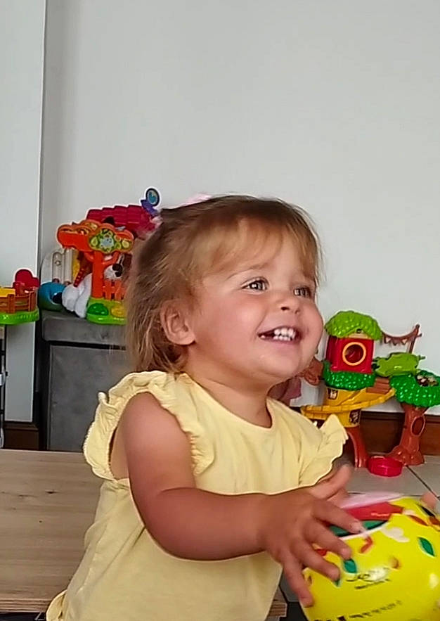 Julia a rejoint le concours — aidez-le/la à gagner de superbes lots ! baby, baby_toddler_clothing, birthday, cake_decorating, child, comfort_food, dessert, drawer, event, face, fun, happy, head, icing, joy, party, person, room, sitting, smile