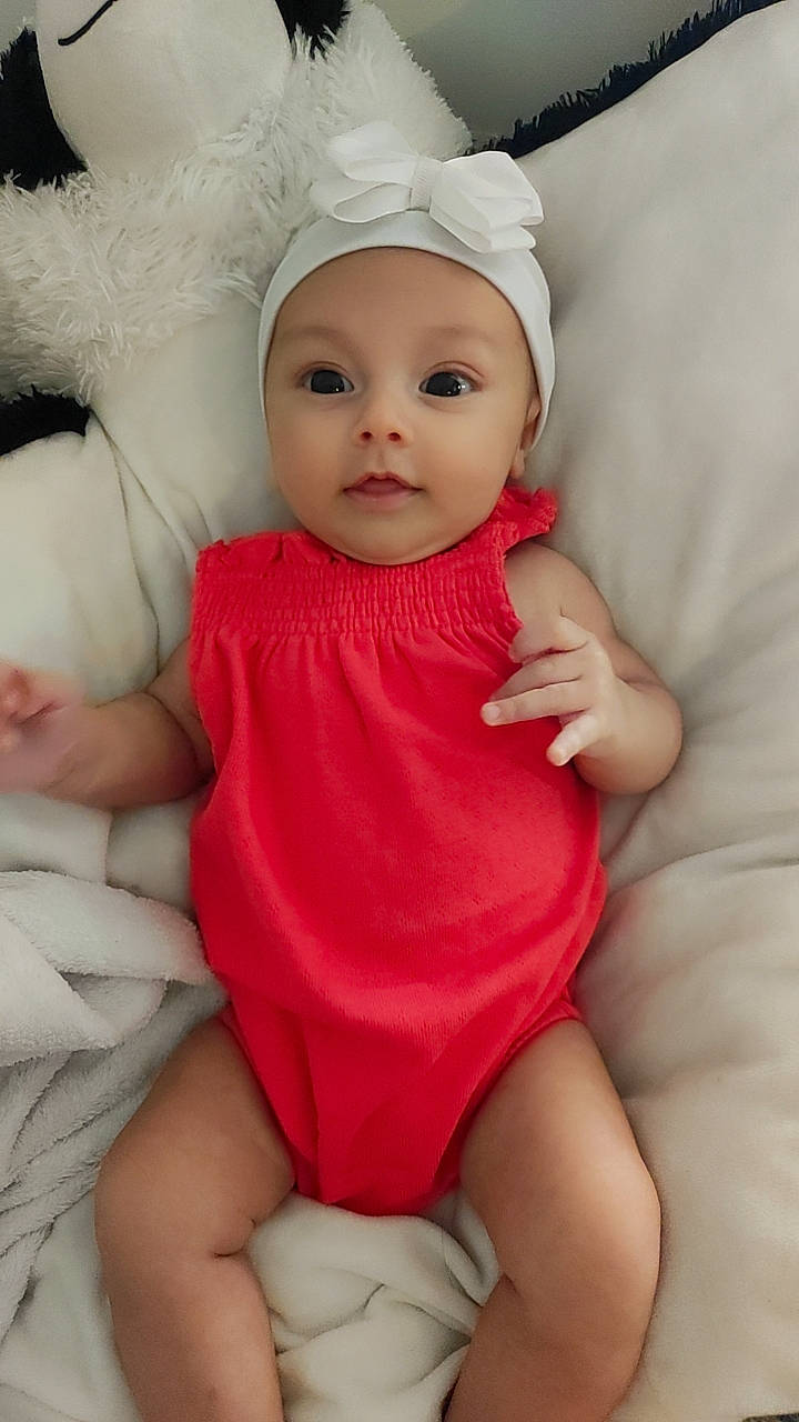 Kiara a rejoint le concours — aidez-le/la à gagner de superbes lots ! baby, baby_toddler_clothing, cap, cheek, chin, comfort, eye, finger, gesture, happy, head, headgear, headwear, lip, nail, person, pink, skin, sleeve, thigh