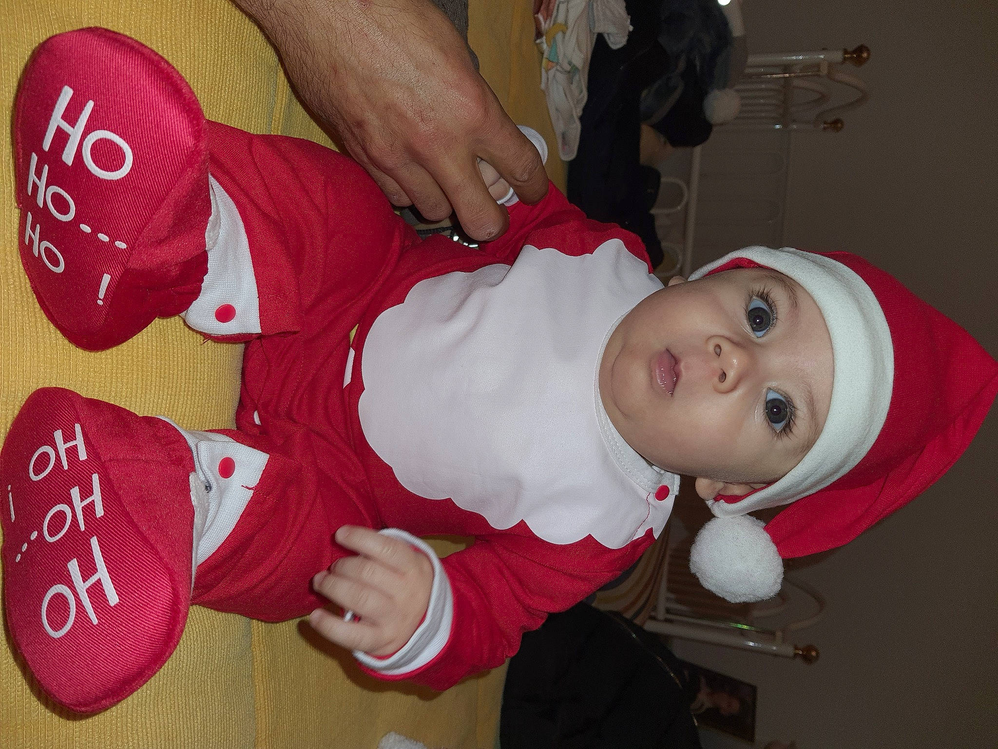 Gael a rejoint le concours — aidez-le/la à gagner de superbes lots ! baby, baby_toddler_clothing, baseball_cap, carmine, costume, cricket_cap, fictional_character, finger, hand, headgear, headwear, person, red, sports_jersey, thumb, toddler