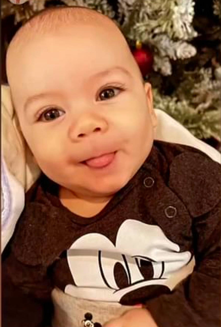 Gael participe au concours pour gagner de l'argent avec cette photo : baby, baby_toddler_clothing, cheek, child, chin, christmas_decoration, cool, ear, eyebrow, facial_expression, forehead, happy, holiday, iris, lip, mammal, person, portrait_photography, skin, sleeve