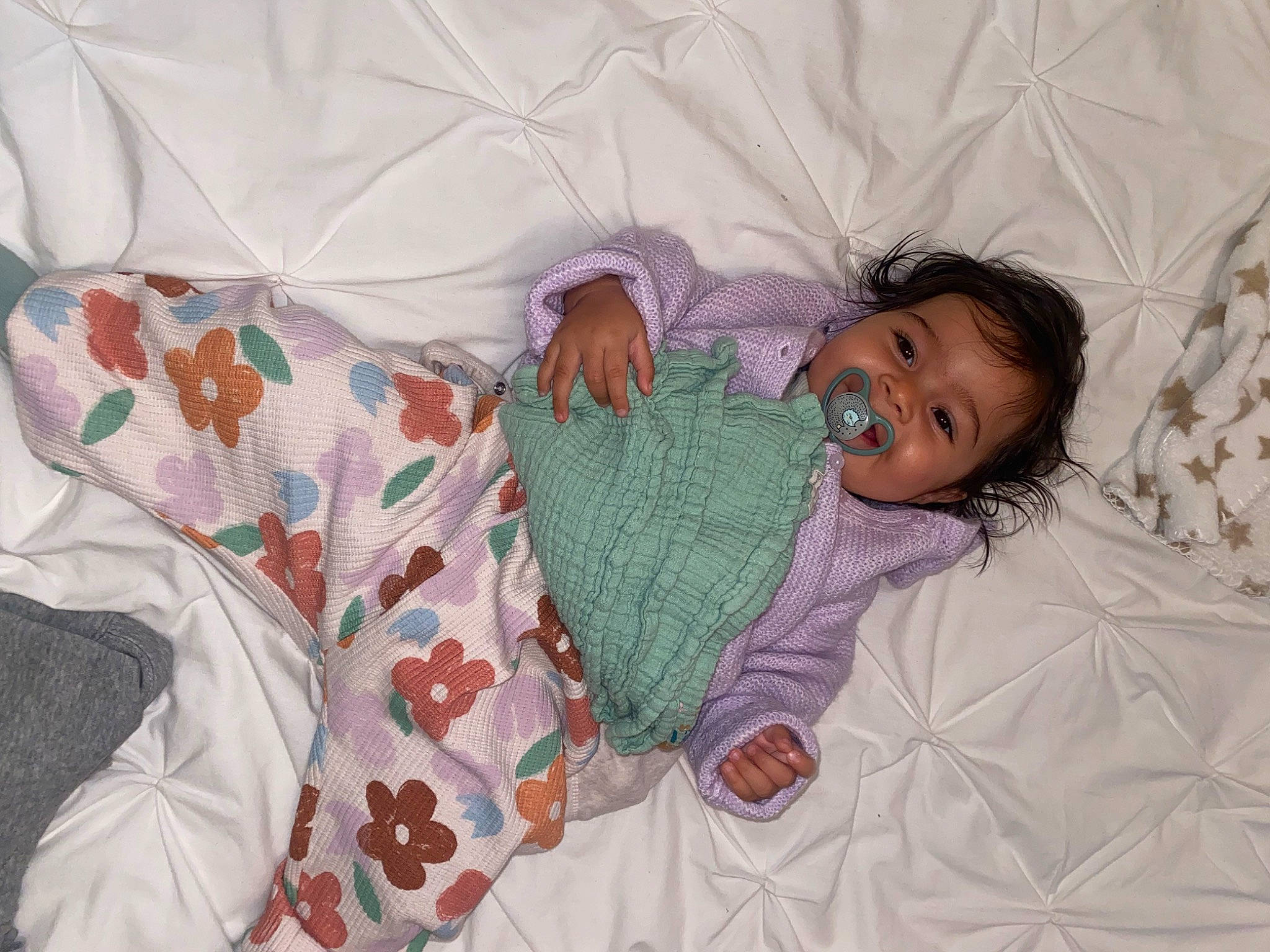 Inaya a rejoint le concours — aidez-le/la à gagner de superbes lots ! baby, baby_toddler_clothing, bed, bedding, bedtime, child, comfort, event, eye, face, happy, head, linens, person, pink, product, purple, skin, smile, textile