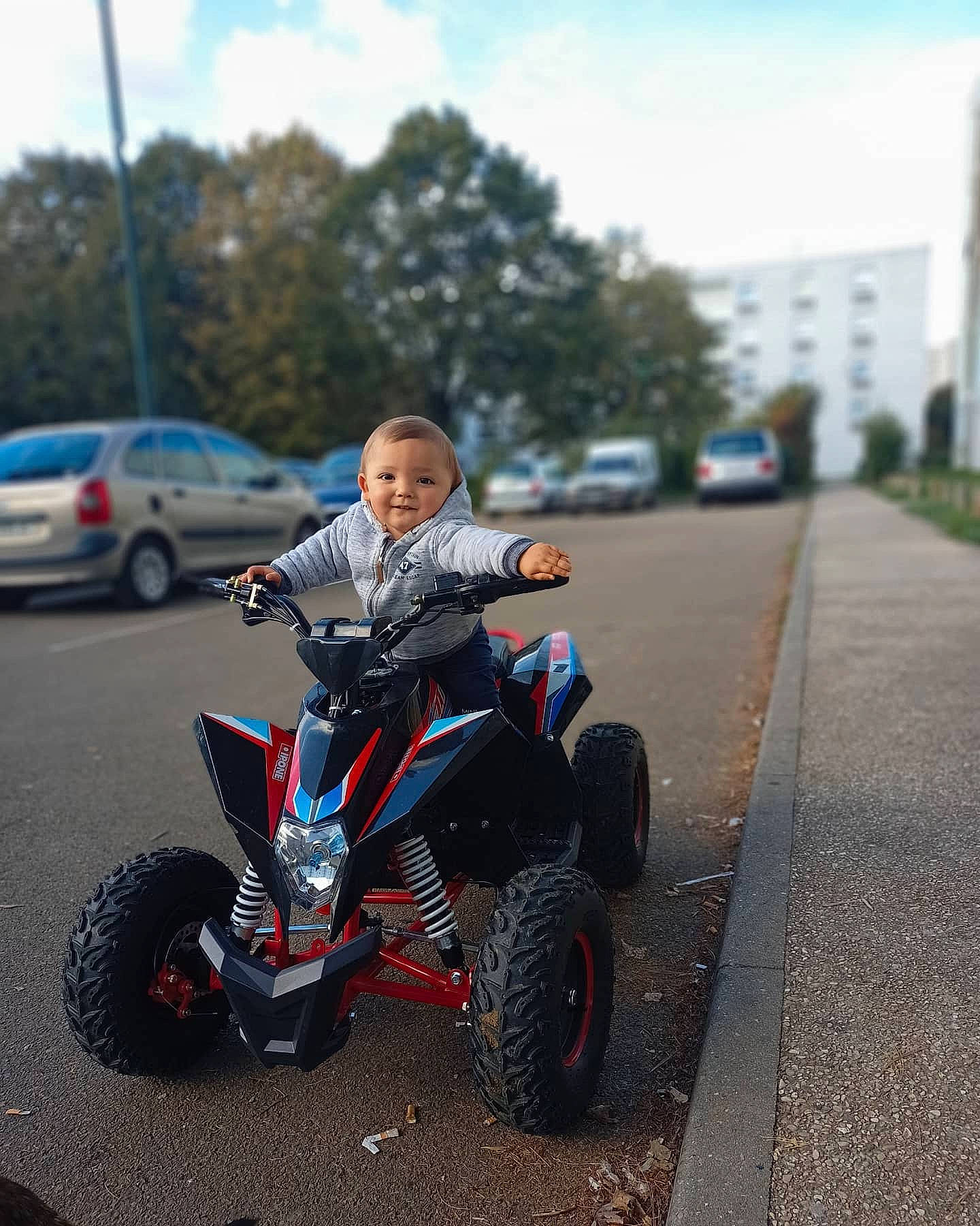 Kaylen a rejoint le concours — aidez-le/la à gagner de superbes lots ! alloy_wheel, asphalt, automotive_design, automotive_exterior, automotive_lighting, automotive_tire, automotive_wheel_system, car, fender, joy, motor_vehicle, motorcycle, motorsport, person, rim, rolling, sky, tire, tread, tree