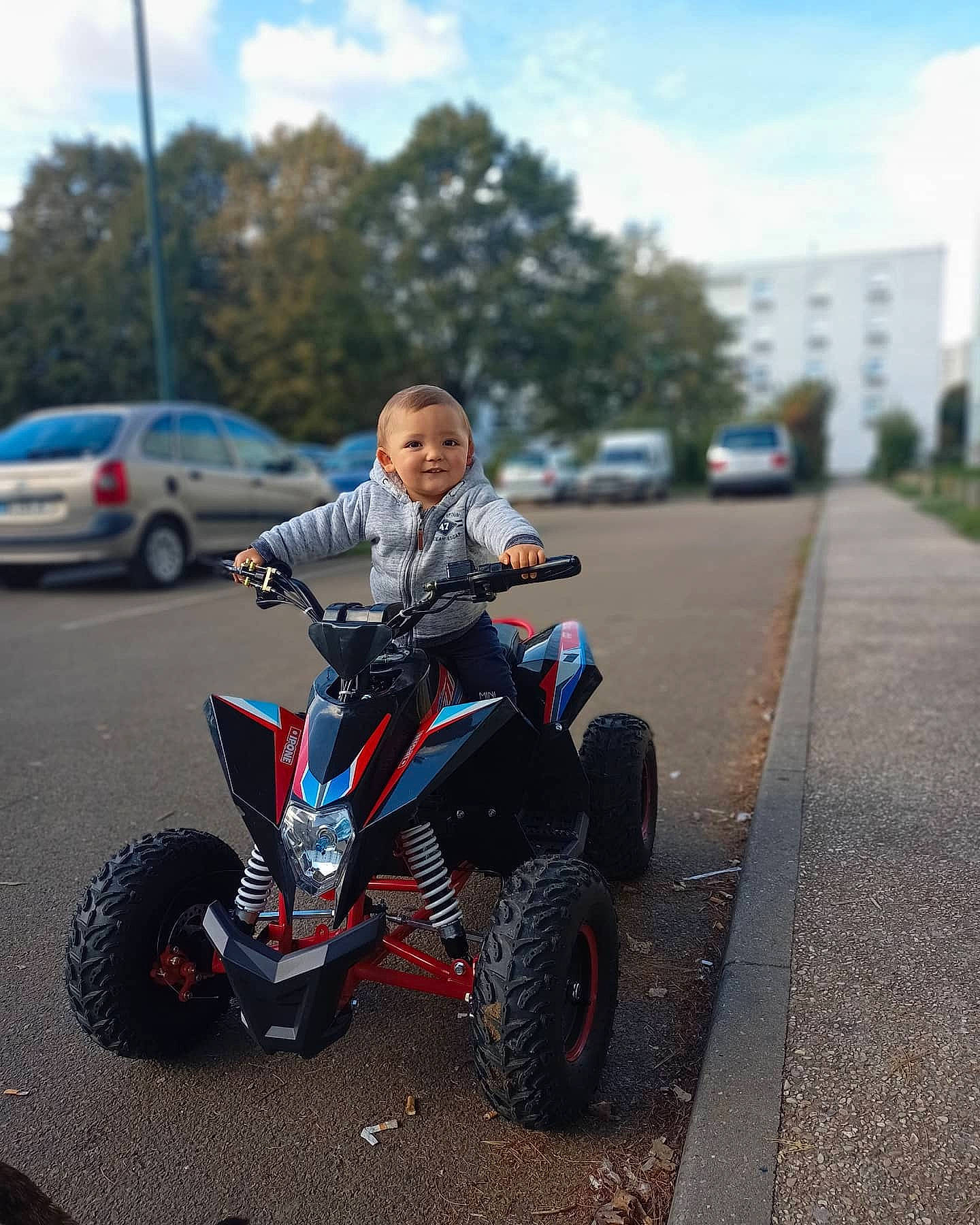 Kaylen participe au concours pour gagner de l'argent avec cette photo : alloy_wheel, automotive_design, automotive_exterior, automotive_lighting, automotive_tire, car, cloud, fender, joy, motor_vehicle, motorcycle, motorcycling, person, plant, rim, rolling, sky, tire, tread, tree