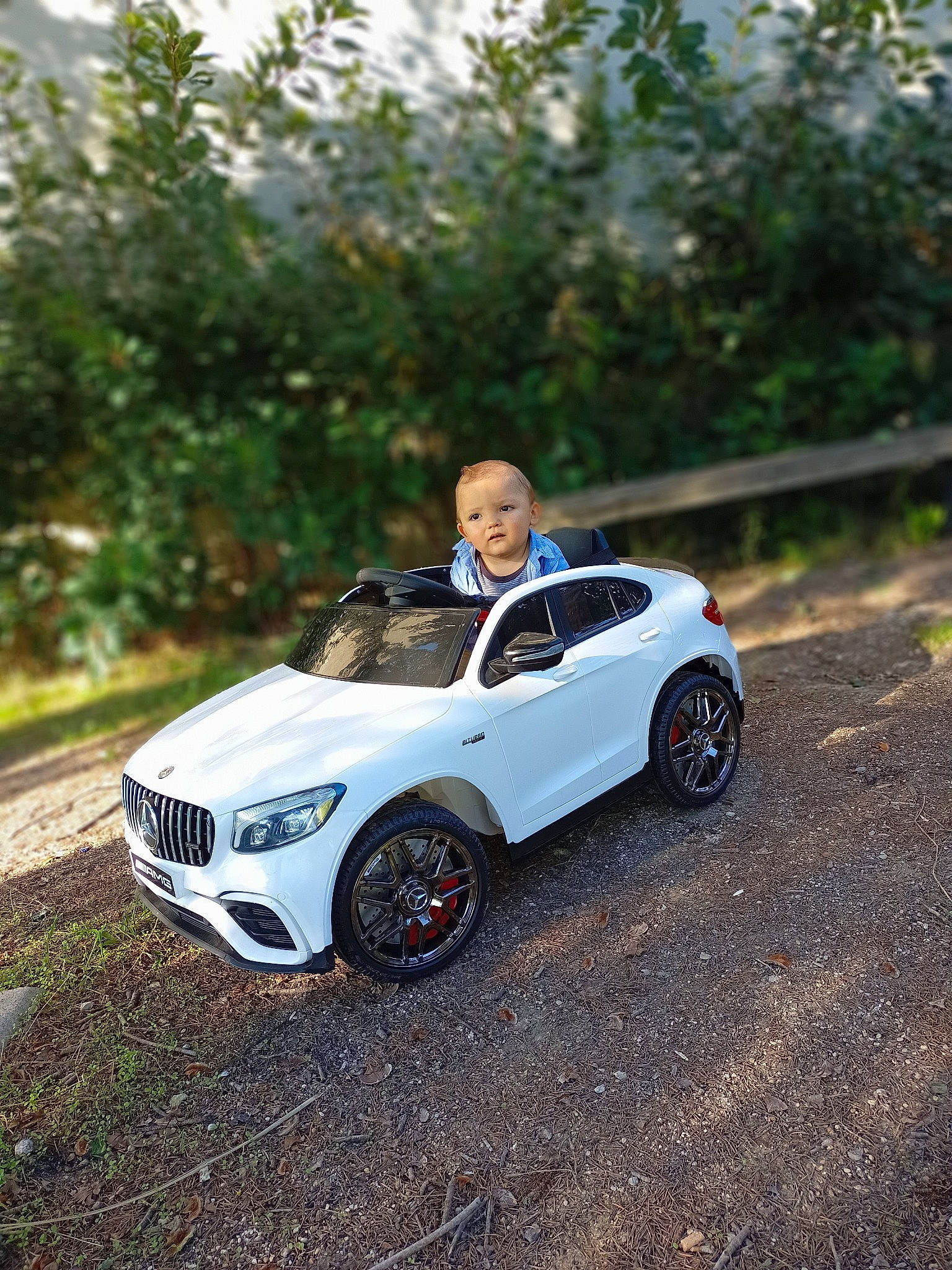 Kaylen participe au concours pour gagner de l'argent avec cette photo : alloy_wheel, automotive_design, automotive_exterior, automotive_lighting, automotive_tire, bumper, car, electric_blue, fender, grille, hood, motor_vehicle, performance_car, person, personal_luxury_car, plant, rim, sports_car, tire, vehicle