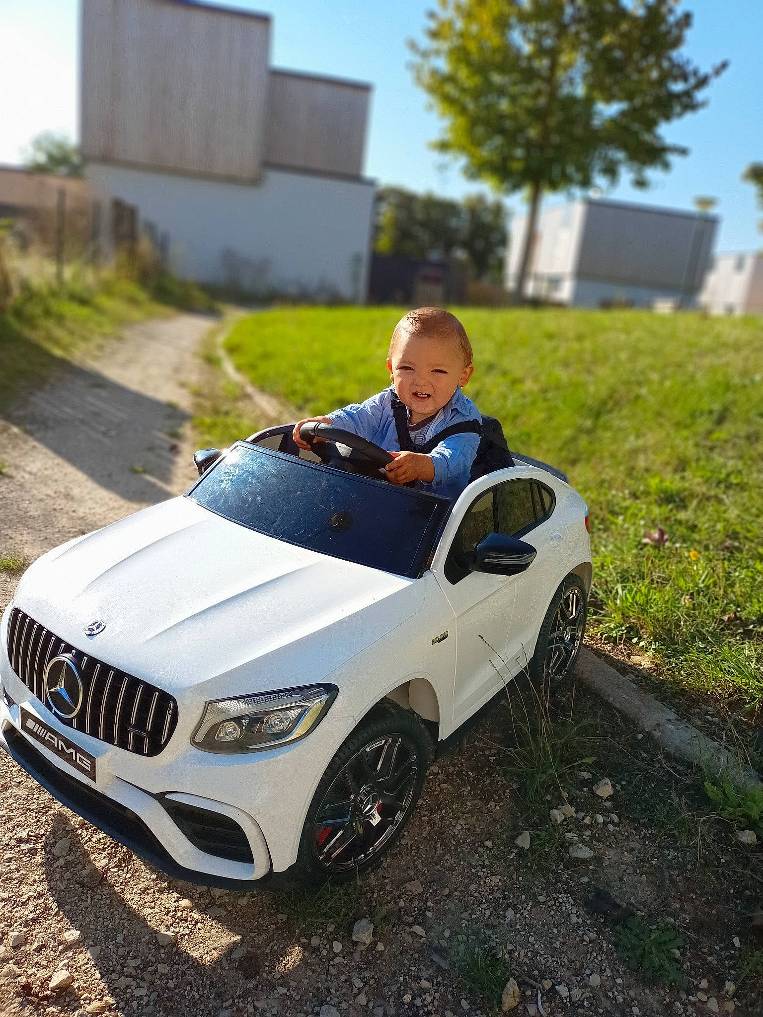 Kaylen a rejoint le concours — aidez-le/la à gagner de superbes lots ! alloy_wheel, automotive_design, automotive_exterior, automotive_lighting, automotive_tire, bumper, car, fender, grille, headlamp, hood, motor_vehicle, person, personal_luxury_car, plant, rim, sky, tire, vehicle, vehicle_registration_plate