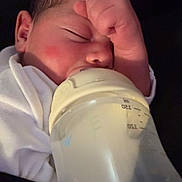 Layana a rejoint le concours — aidez-le/la à gagner de superbes lots ! baby, newborn, sleeping, bottle, milk, hand, face, infant, peaceful, rosy_cheek, white_clothing, closeup, portrait, cute, feeding, resting, skin, head, fingers, indoors