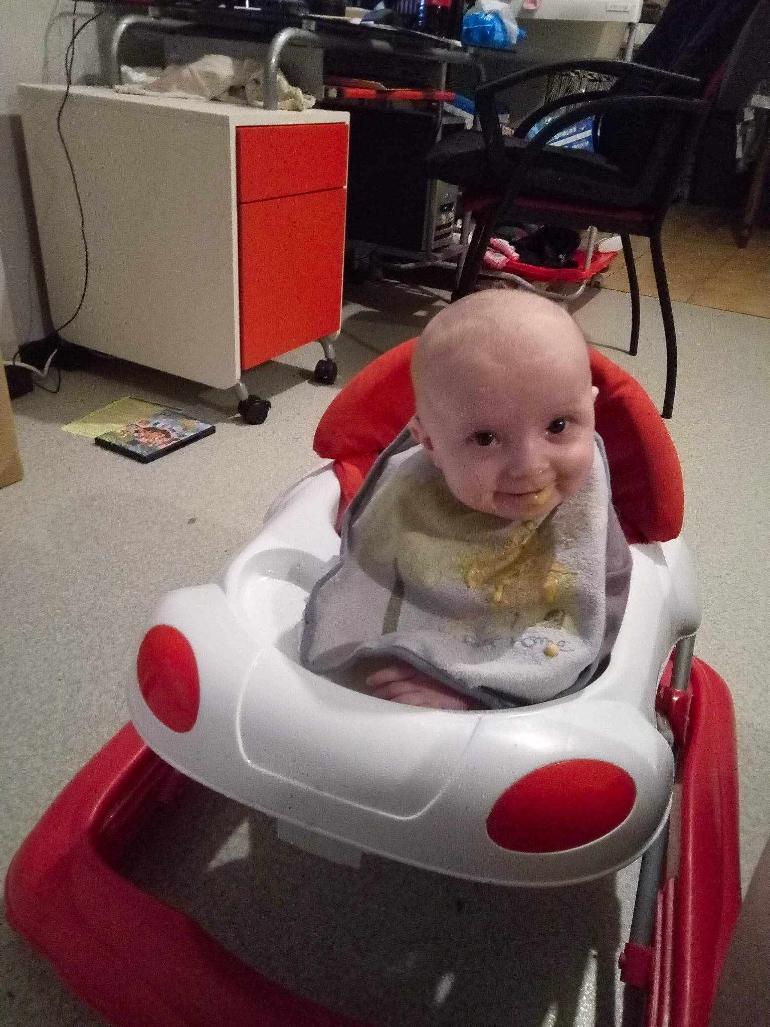 Maelie a rejoint le concours — aidez-le/la à gagner de superbes lots ! baby, baby_carriage, baby_products, bumper, car, chair, child, fun, joy, person, play, product, riding_toy, sitting, toddler, vehicle