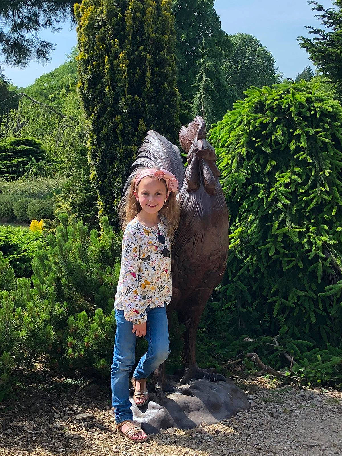 Inès a rejoint le concours — aidez-le/la à gagner de superbes lots ! botany, fawn, fun, grass, green, happy, headwear, jeans, joy, landscape, leaf, leisure, natural_landscape, people_in_nature, person, plant, recreation, smile, terrestrial_animal, toddler