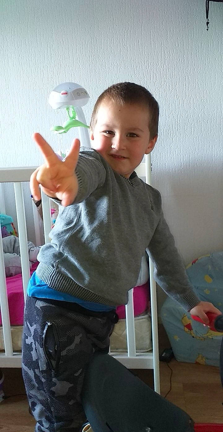 Mathias participe au concours pour gagner de l'argent avec cette photo : arm, child, finger, joint, person, play, shoulder, standing, thumb, toddler