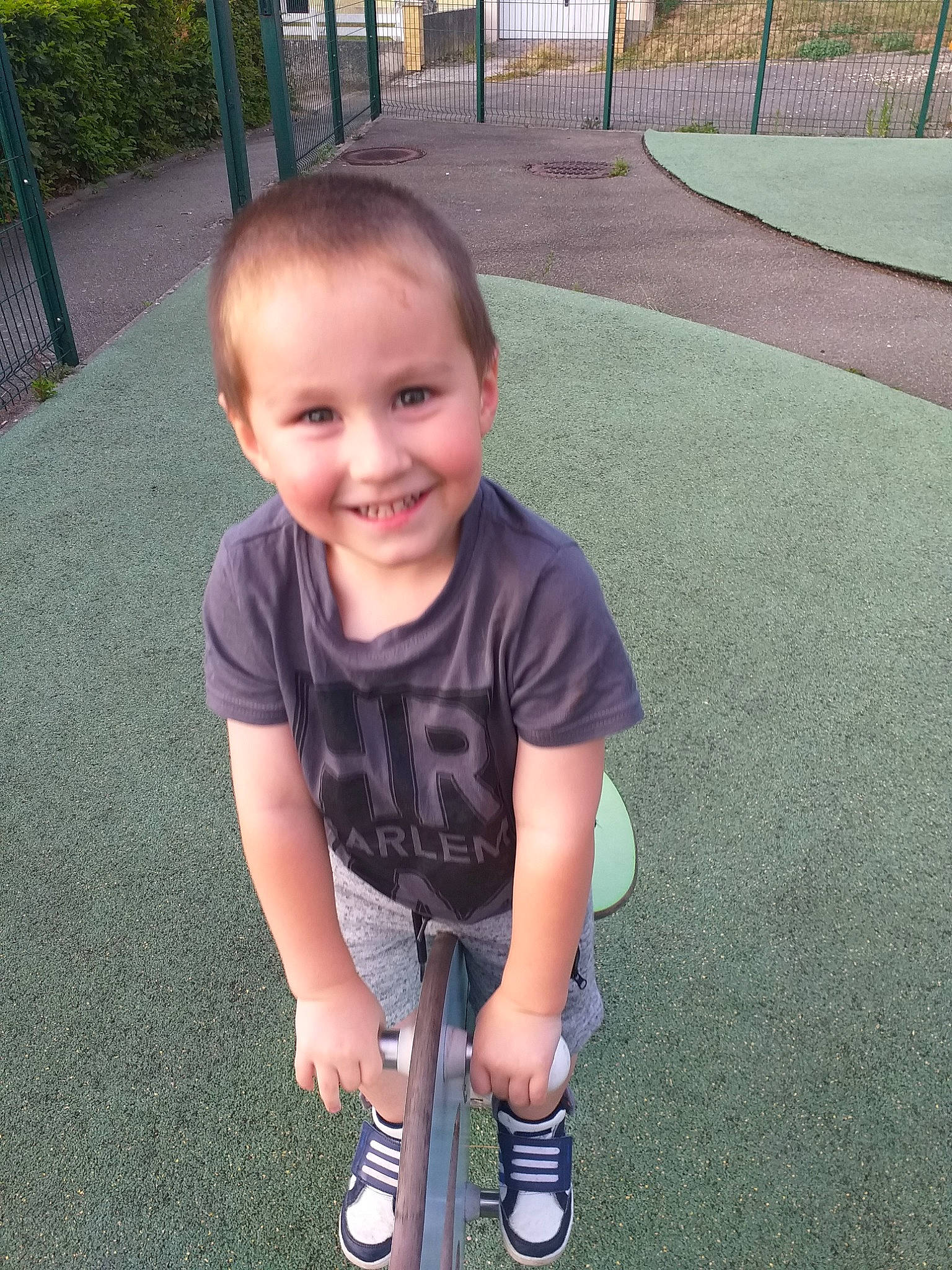 Mathias a rejoint le concours — aidez-le/la à gagner de superbes lots ! child, cool, footwear, fun, happy, joy, leg, person, plant, play, recreation, shoe, smile, summer, t_shirt, toddler, vacation