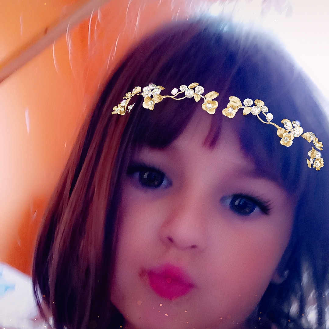 Lilou a rejoint le concours — aidez-le/la à gagner de superbes lots ! bokeh, brown_hair, casual, child, closeup, cute, digital_effect, eyes, face, filter, flower_crown, girl, indoor, lips, portrait, selfie, skin, soft_light, sparkles, young