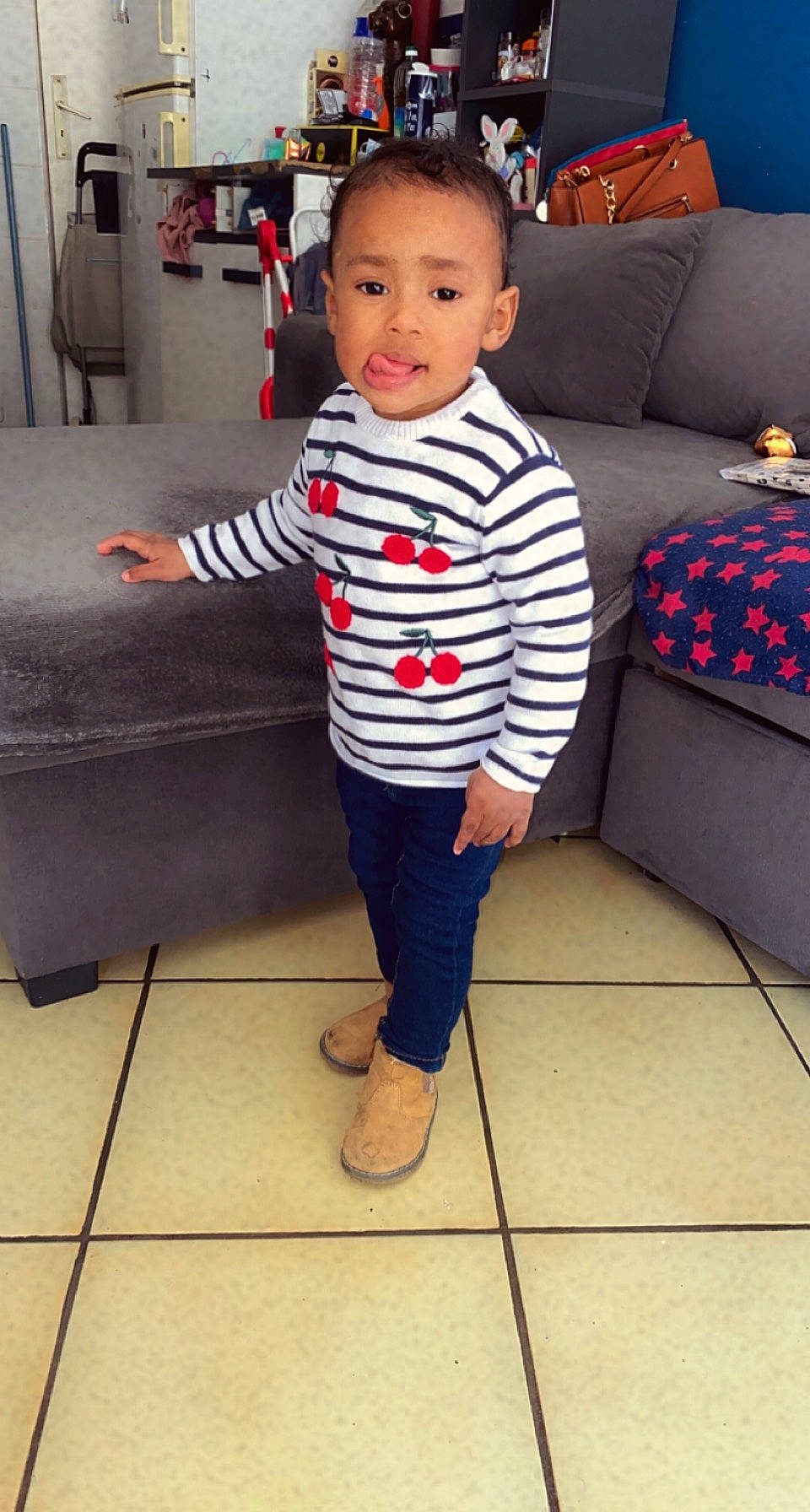 Grayce participe au concours pour gagner de l'argent avec cette photo : baby, baby_toddler_clothing, comfort, couch, eye, face, floor, flooring, hair, happy, head, human_body, joint, living_room, person, rectangle, shoe, sleeve, sneakers, thigh