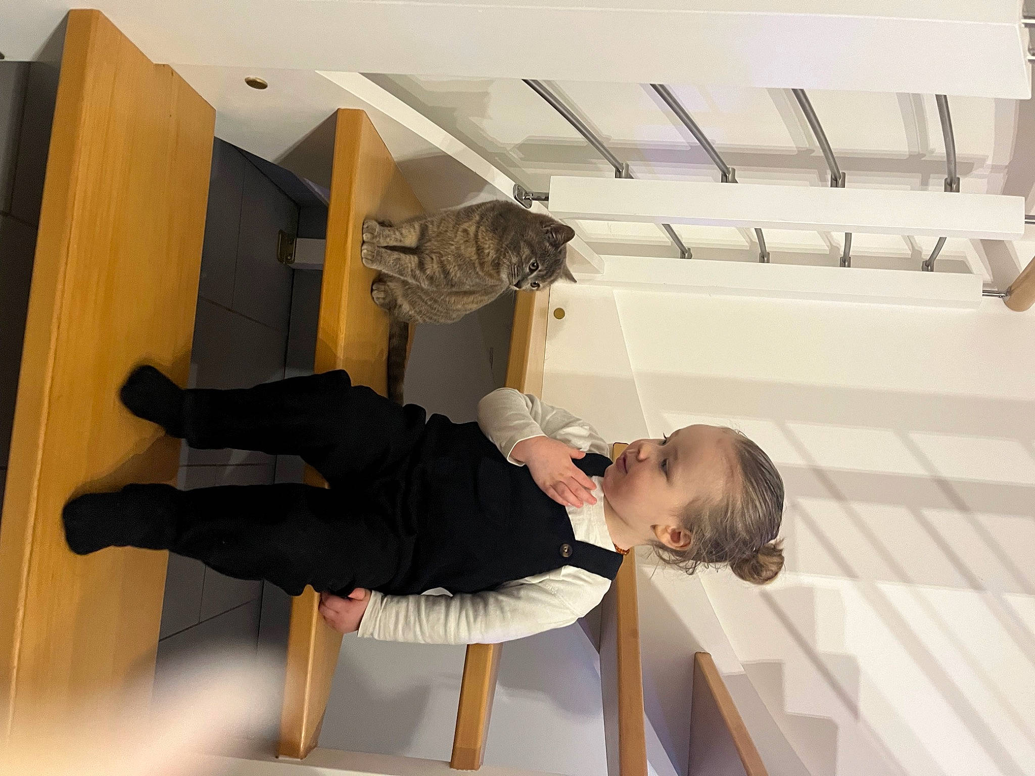 Sohann a rejoint le concours — aidez-le/la à gagner de superbes lots ! balance, ceiling, cleanliness, comfort, door, elbow, eyewear, flooring, hardwood, human_leg, interior_design, knee, person, room, shelf, sleeve, thigh, waist, walking_shoe, wood