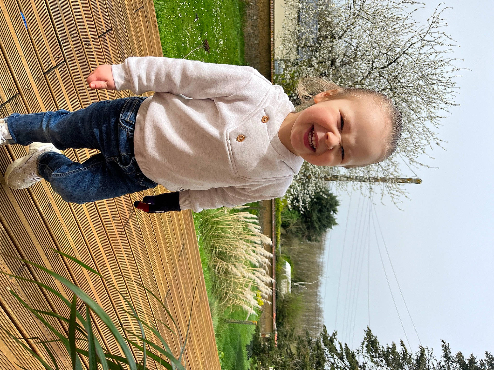 Sohann a rejoint le concours — aidez-le/la à gagner de superbes lots ! baby, baby_toddler_clothing, child, cloud, fun, grass, grass_family, happy, leisure, pattern, people_in_nature, person, plant, sky, smile, toddler, tree, wood