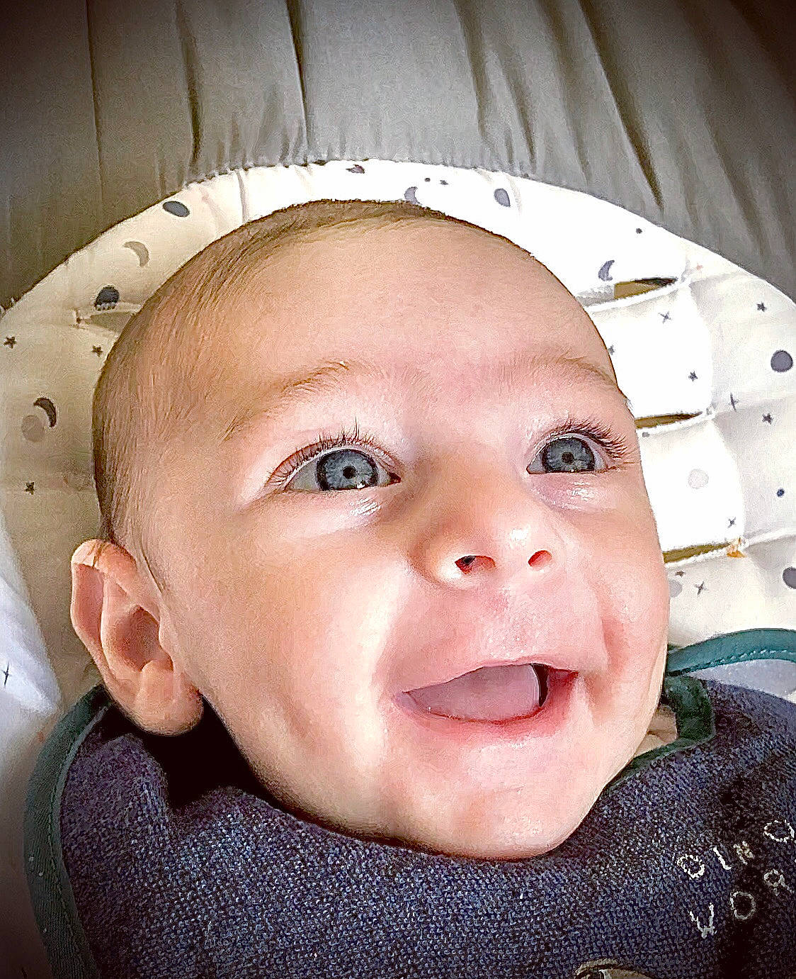 Elon participe au concours pour gagner de l'argent avec cette photo : baby, baby_toddler_clothing, cheek, child, collar, eyebrow, eyelash, fashion_accessory, fun, happy, hat, helmet, iris, jaw, lip, mouth, nose, person, skin, toddler