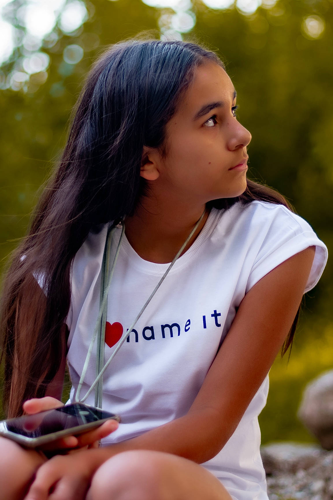 Anita a rejoint le concours — aidez-le/la à gagner de superbes lots ! beauty, black_hair, bracelet, child, fun, grass, hand, happy, jewellery, leisure, long_hair, mobile_phone, people_in_nature, person, photo_shoot, portrait_photography, recreation, sitting, uniform, vacation