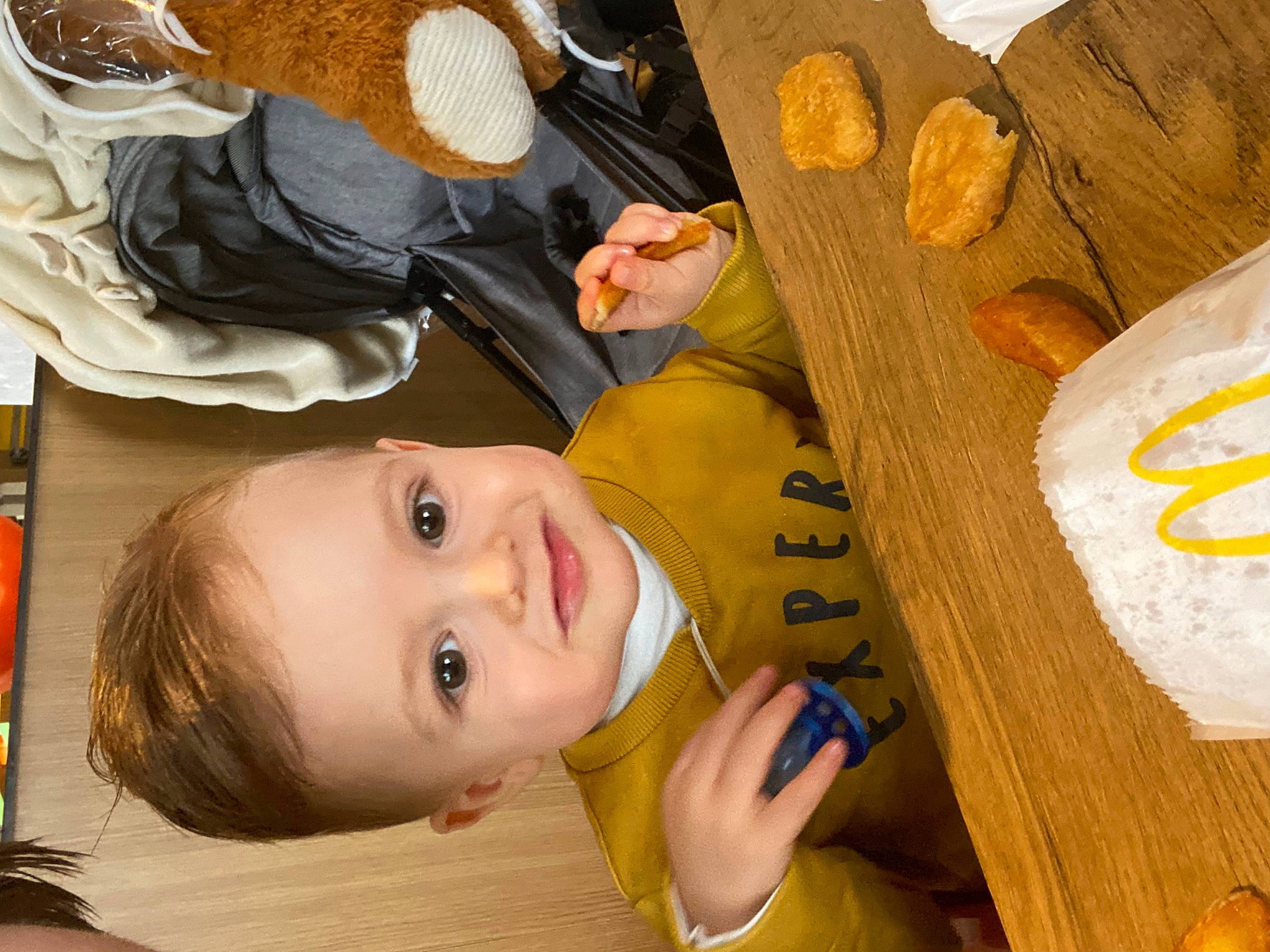 Tizianó participe au concours pour gagner de l'argent avec cette photo : baby, baby_toddler_clothing, child, comfort_food, cuisine, dish, finger_food, flooring, food, fun, happy, ingredient, joy, person, play, room, smile, table, toddler, wood