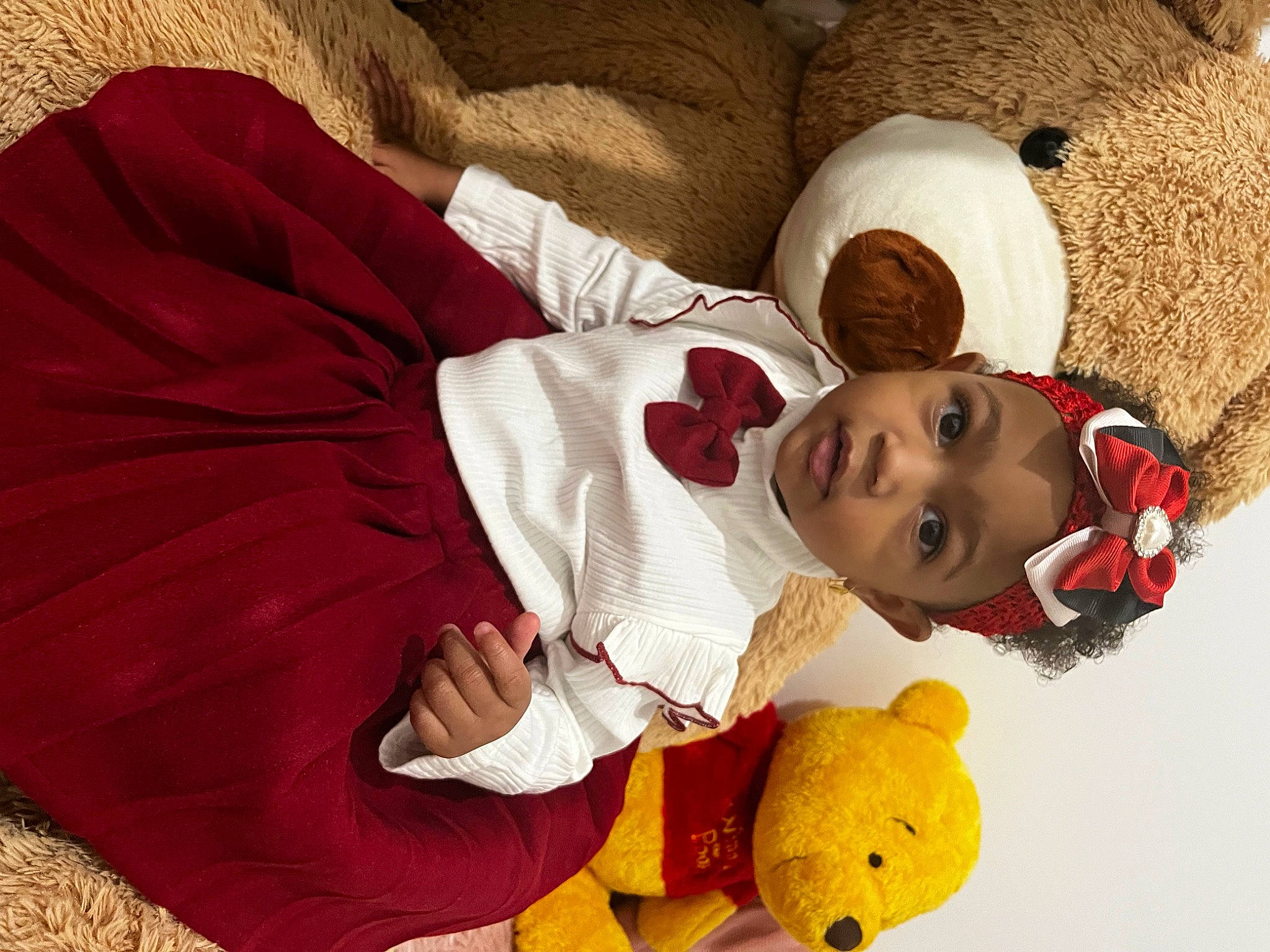 Kiara a rejoint le concours — aidez-le/la à gagner de superbes lots ! baby, baby_products, baby_sleeping, baby_toddler_clothing, baby_toys, carmine, child, comfort, fun, happy, headwear, linens, person, plush, red, room, sleeve, stuffed_toy, textile, toddler