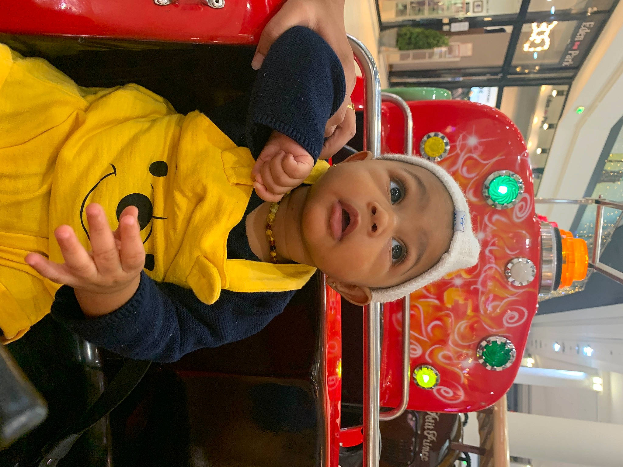 Kiara participe au concours pour gagner de l'argent avec cette photo : baby, baby_toddler_clothing, baseball_cap, cap, child, event, fun, happy, hat, leisure, person, personal_protective_equipment, recreation, room, smile, surprise, toddler