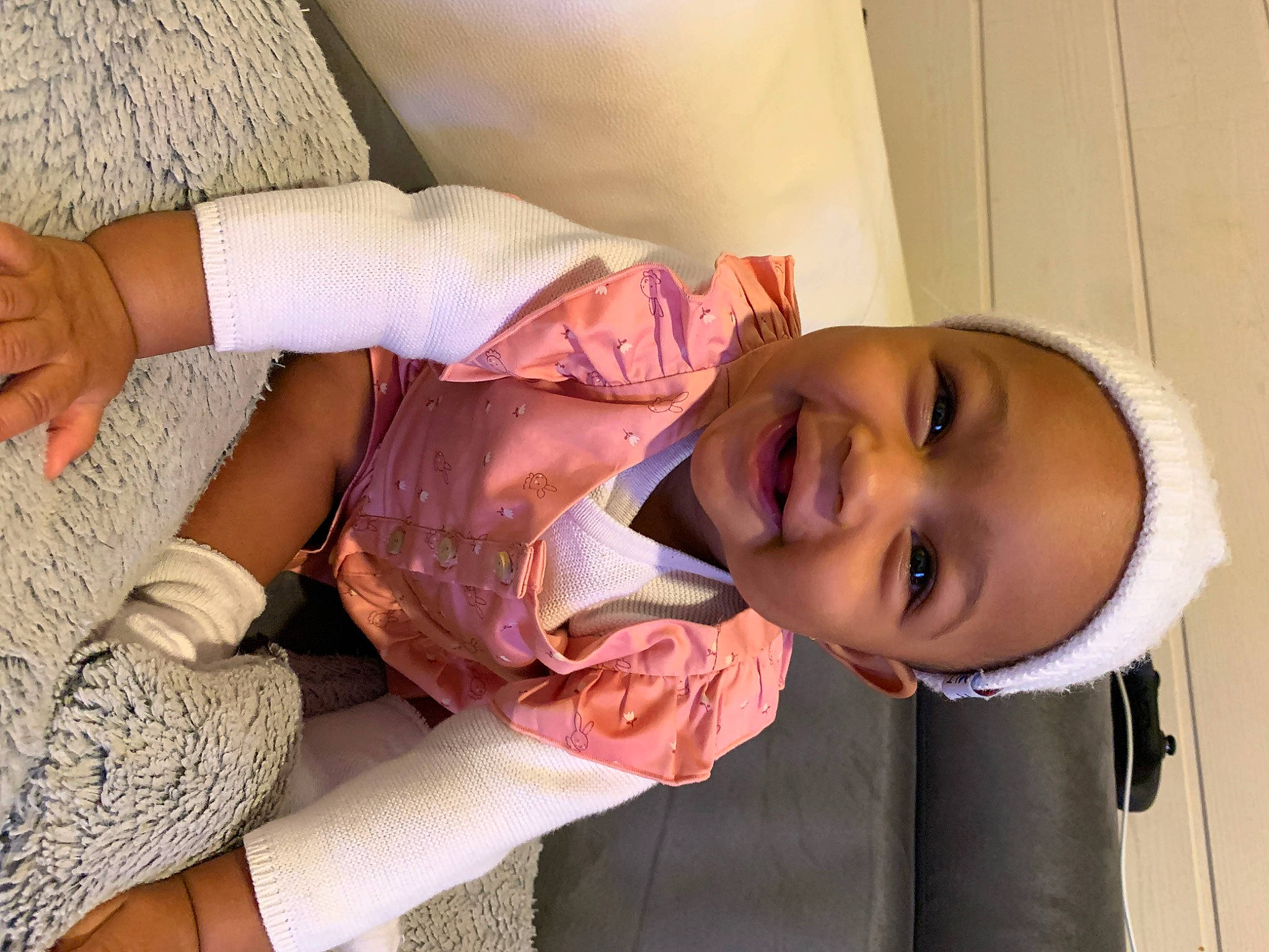 Kiara a rejoint le concours — aidez-le/la à gagner de superbes lots ! child, comfort, elbow, finger, gesture, happy, human_body, joint, joy, knee, leg, lip, mammal, neck, person, skin, sleeve, smile, sock, thigh