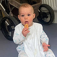 Maylo a rejoint le concours — aidez-le/la à gagner de superbes lots ! baby, child, infant, pajamas, bib, snack, stroller, floor, indoor, curious, sitting, young_child, person, cute, feeding, early_childhood, portrait, expression, furniture, home