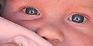 Lou participe au concours pour gagner de l'argent avec cette photo : baby, blanket, blue_eyes, child, close_up, comfort, cute, expression, face, fingertips, hand, infant, newborn, peaceful, portrait, reflection, skin, soft, tender, warm