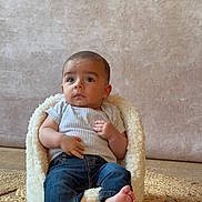 Louis participe au concours pour gagner de l'argent avec cette photo : baby, barefoot, chair, child, comfortable, cozy, cute, expression, floor, fluffy_chair, indoor, infant, jeans, portrait, rug, shirt, sitting, wall, woven_rug, young_child