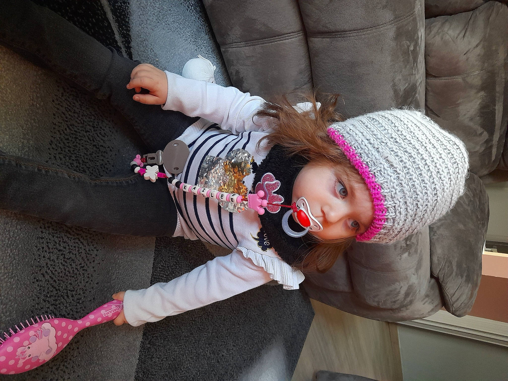 Kaïlee a rejoint le concours — aidez-le/la à gagner de superbes lots ! arm, baby, baby_products, baby_toddler_clothing, cap, car_seat, child, comfort, facial_expression, fashion_accessory, headgear, headwear, lap, magenta, mammal, person, pink, product, sitting, sleeve