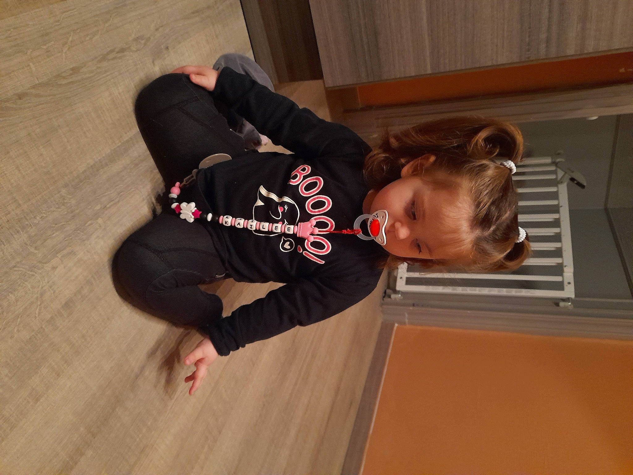 Kaïlee a rejoint le concours — aidez-le/la à gagner de superbes lots ! active_pants, comfort, elbow, flooring, fun, hardwood, human_leg, knee, laminate_flooring, person, room, sleeve, sock, sportswear, sweatpant, thigh, varnish, wood, wood_flooring, wood_stain