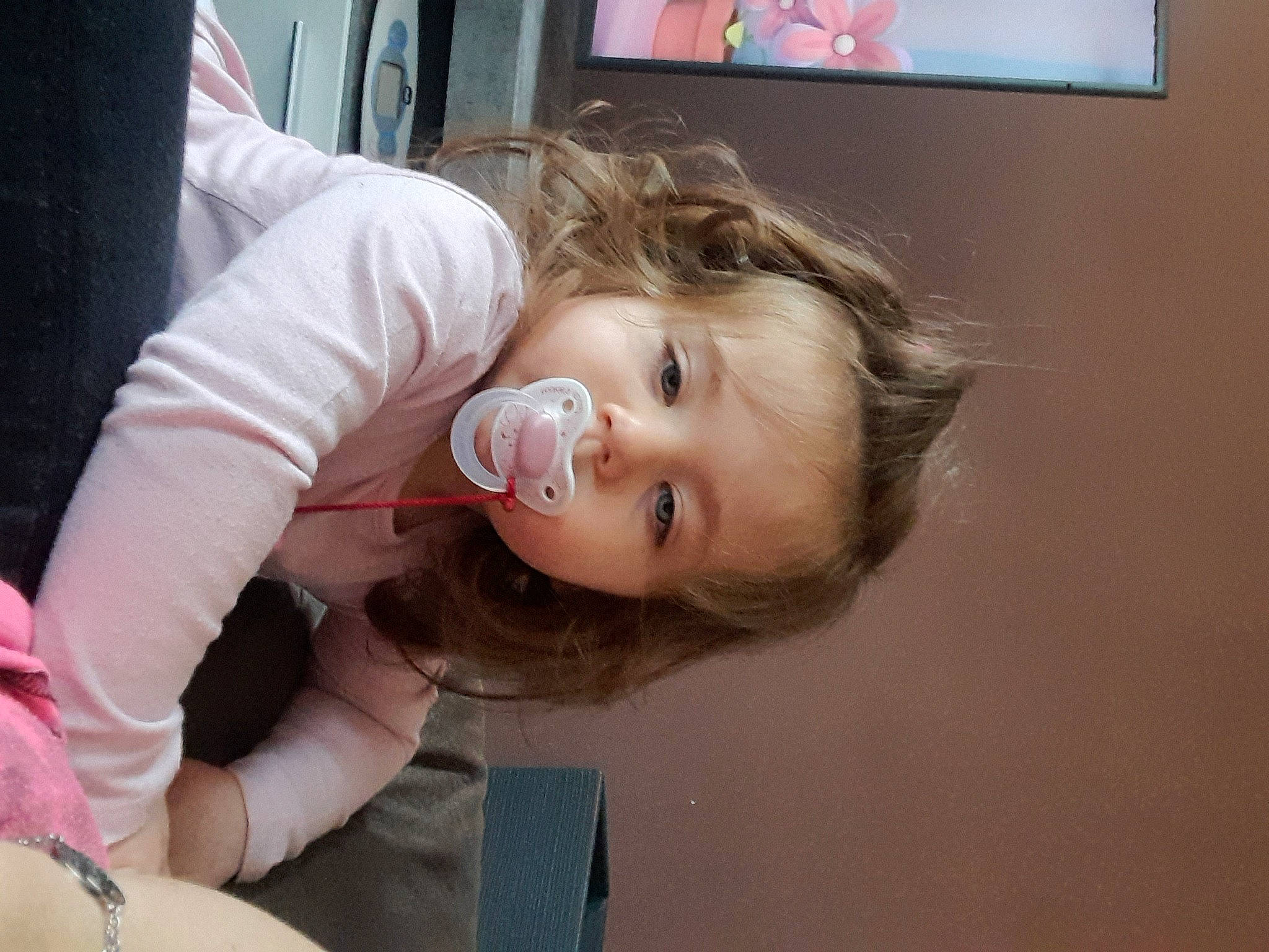 Kaïlee a rejoint le concours — aidez-le/la à gagner de superbes lots ! arm, cheek, comfort, ear, eye, eyebrow, eyelash, face, gesture, happy, iris, leg, lip, mouth, nose, person, shoulder, skin, smile, television