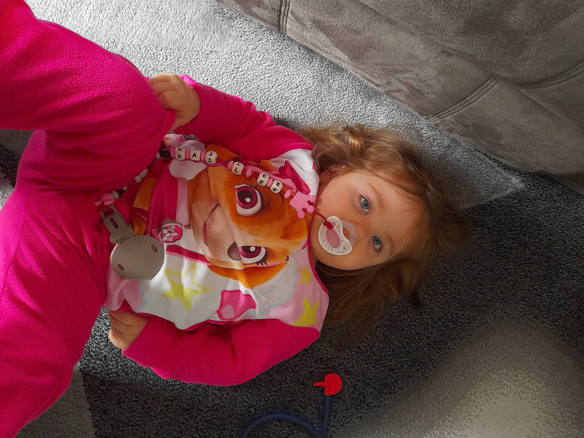 Kaïlee participe au concours pour gagner de l'argent avec cette photo : baby_products, child, event, eyewear, fun, glasses, goggles, happy, magenta, person, pink, plant, smile, sunglasses, textile, toddler, tree